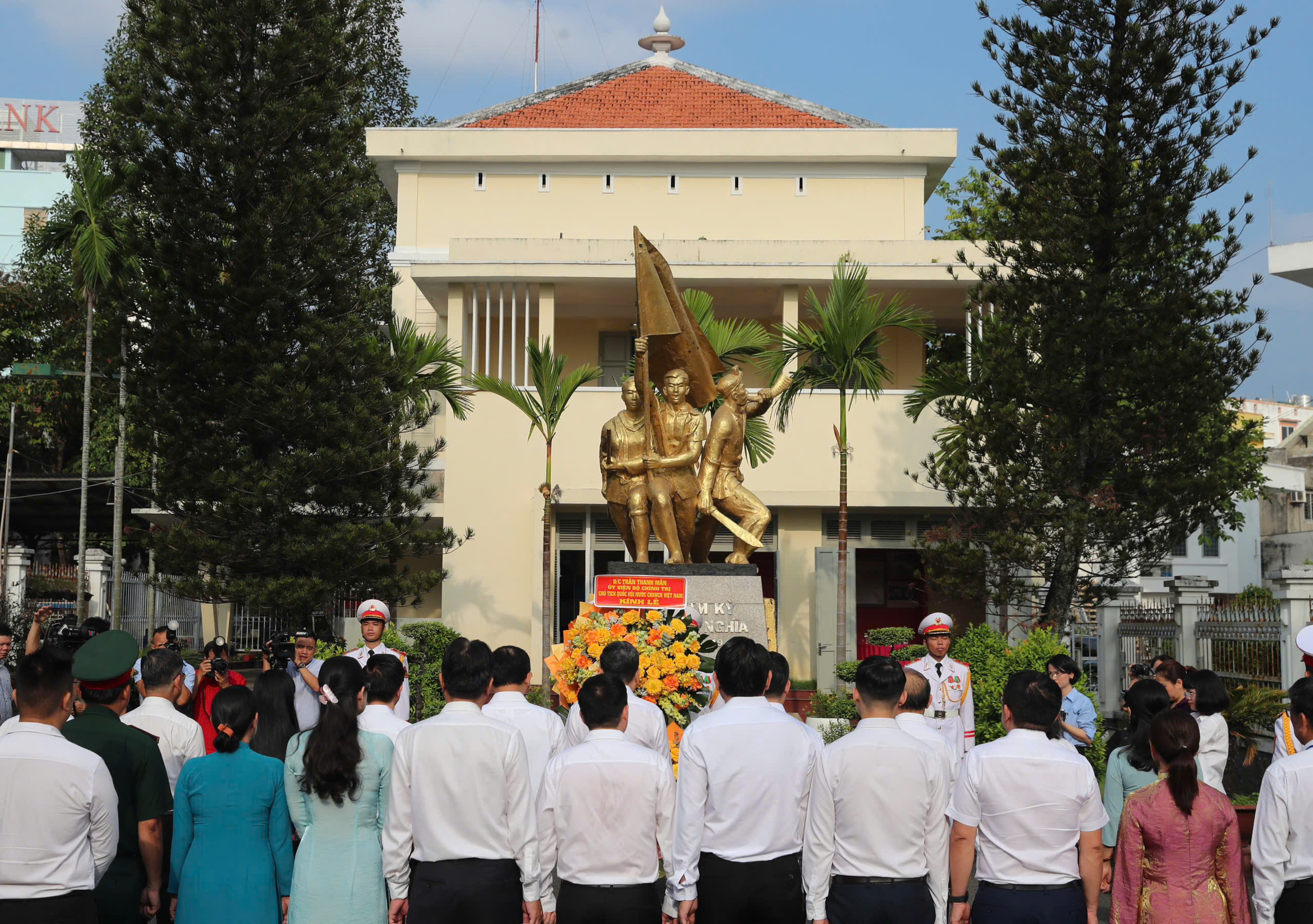 Chủ tịch Quốc hội dâng hương tại Di tích lịch sử - văn hóa cấp Quốc gia "Địa điểm Dinh Quận Hóc Môn" - Ảnh 3.
