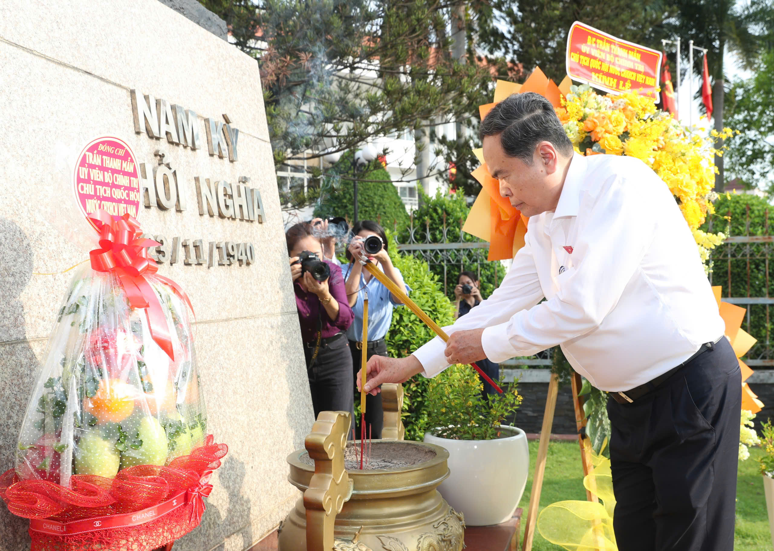 Chủ tịch Quốc hội dâng hương tại Di tích lịch sử - văn hóa cấp Quốc gia "Địa điểm Dinh Quận Hóc Môn" - Ảnh 4.
