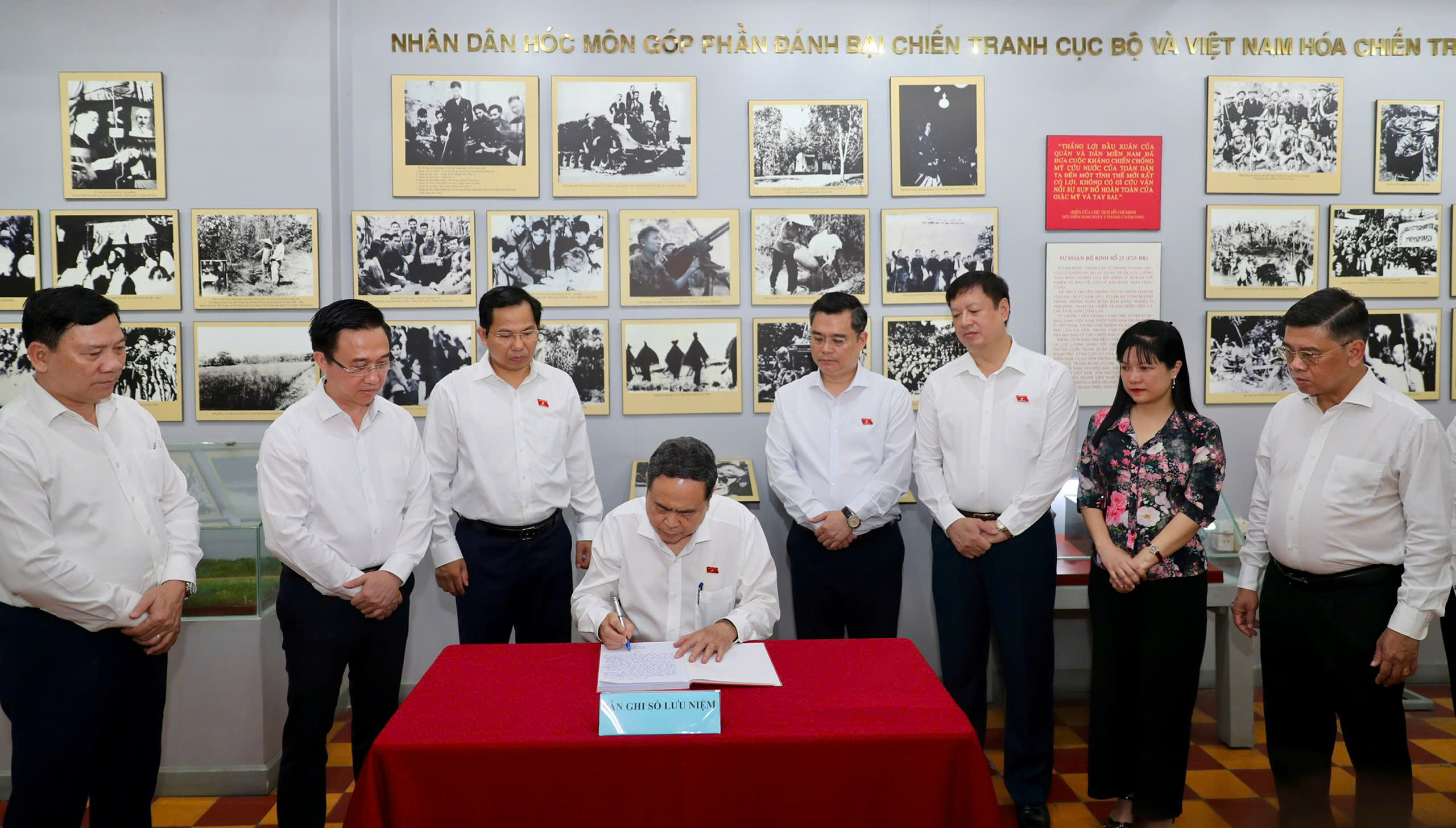 Chủ tịch Quốc hội dâng hương tại Di tích lịch sử - văn hóa cấp Quốc gia "Địa điểm Dinh Quận Hóc Môn" - Ảnh 8.