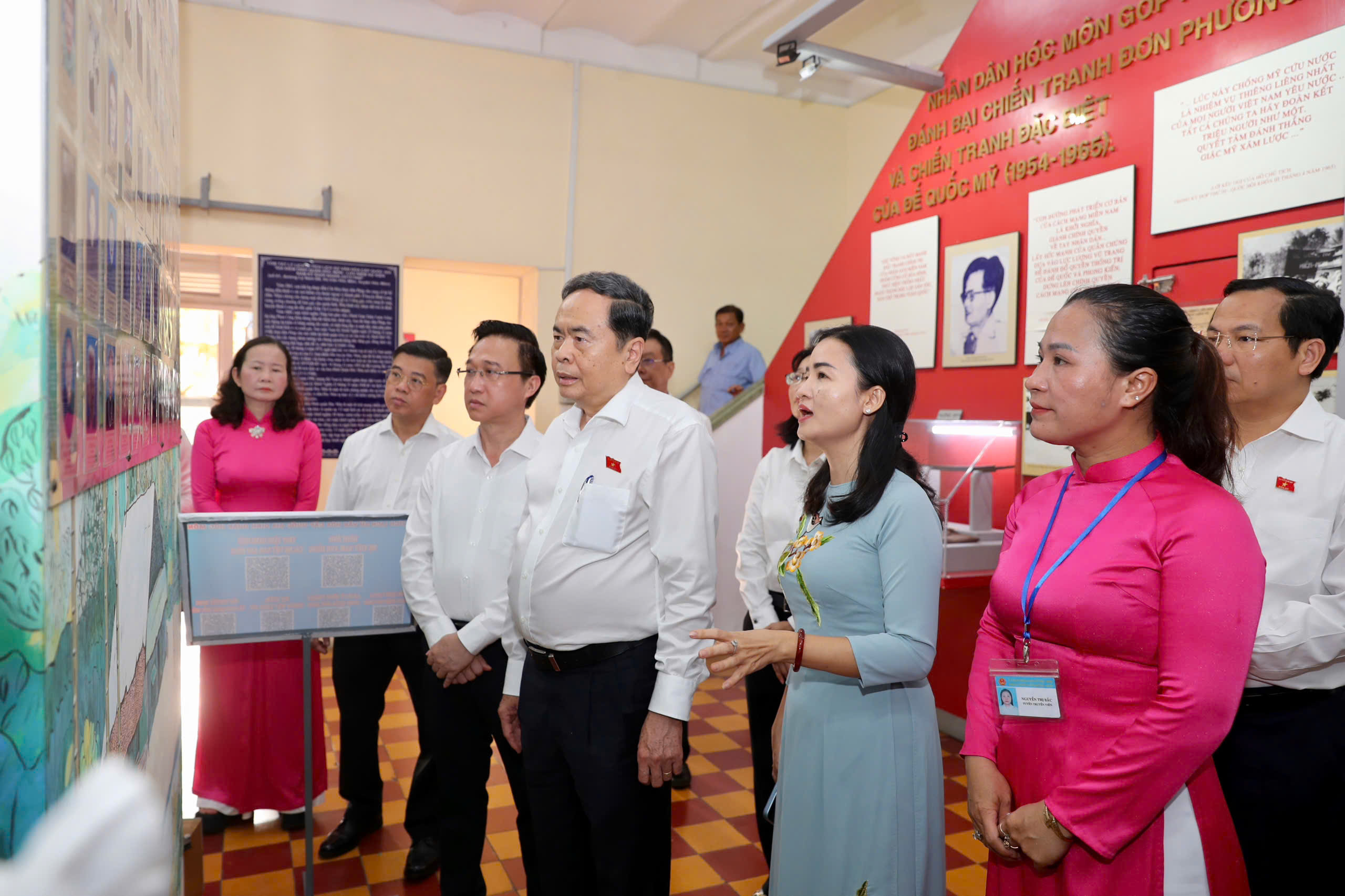 Chủ tịch Quốc hội dâng hương tại Di tích lịch sử - văn hóa cấp Quốc gia "Địa điểm Dinh Quận Hóc Môn" - Ảnh 7.