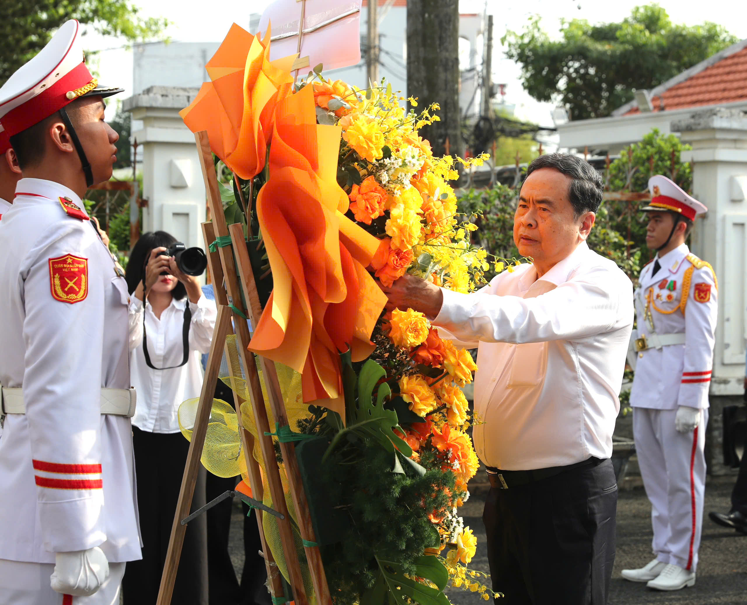 Chủ tịch Quốc hội dâng hương tại Di tích lịch sử - văn hóa cấp Quốc gia "Địa điểm Dinh Quận Hóc Môn" - Ảnh 2.