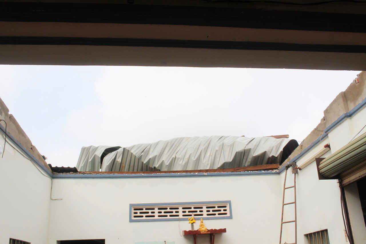 Mưa lớn ở Đồng Nai kèm lốc xoáy làm rụng khoảng 25 tấn sầu riêng, tốc mái 7 căn nhà - Ảnh 2.