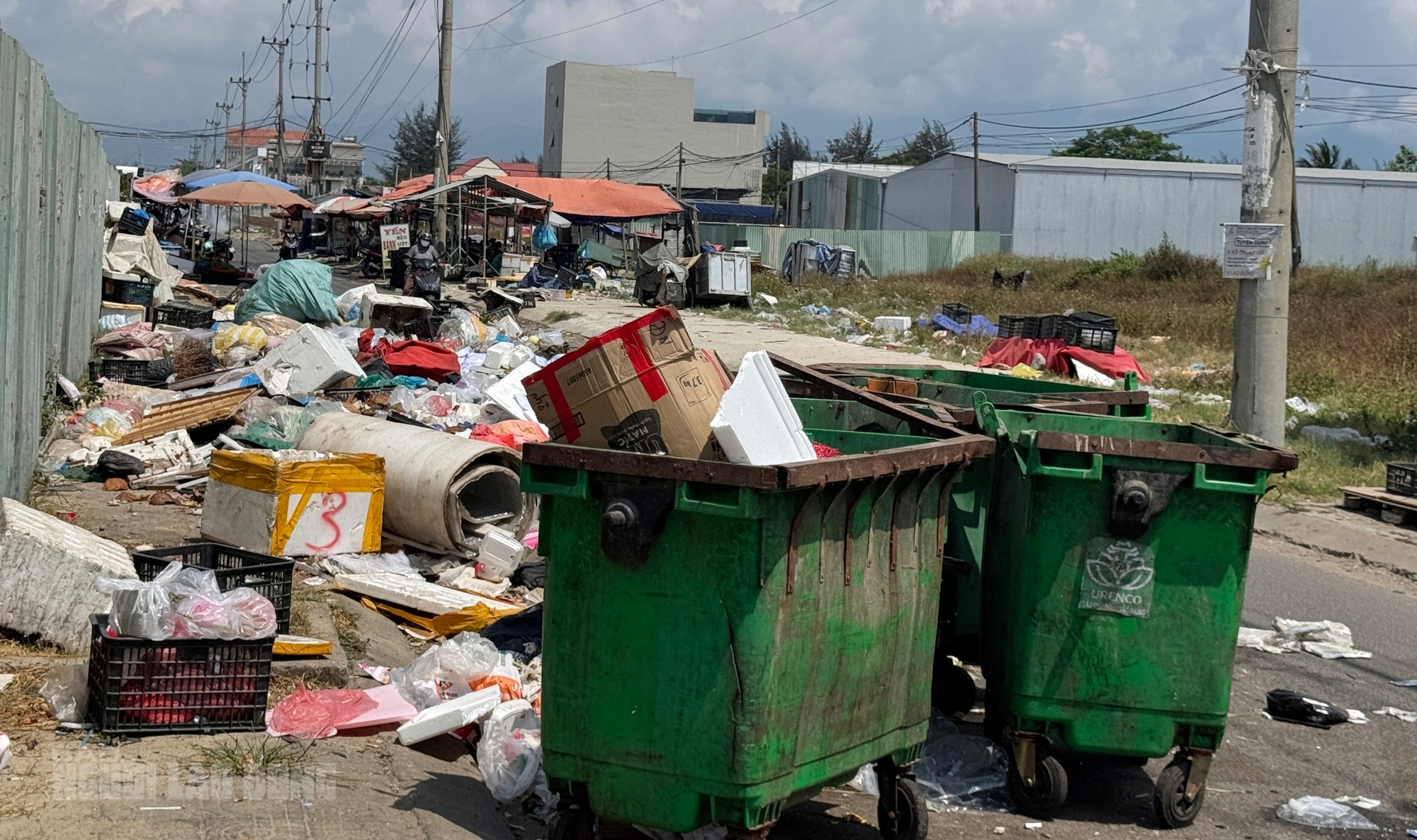 R&aacute;c thải tự ph&aacute;t Đ&agrave; Nẵng bủa v&acirc;y c&aacute;c tuyến đường g&acirc;y &ocirc; nhiễm m&ocirc;i trường - Ảnh 2.