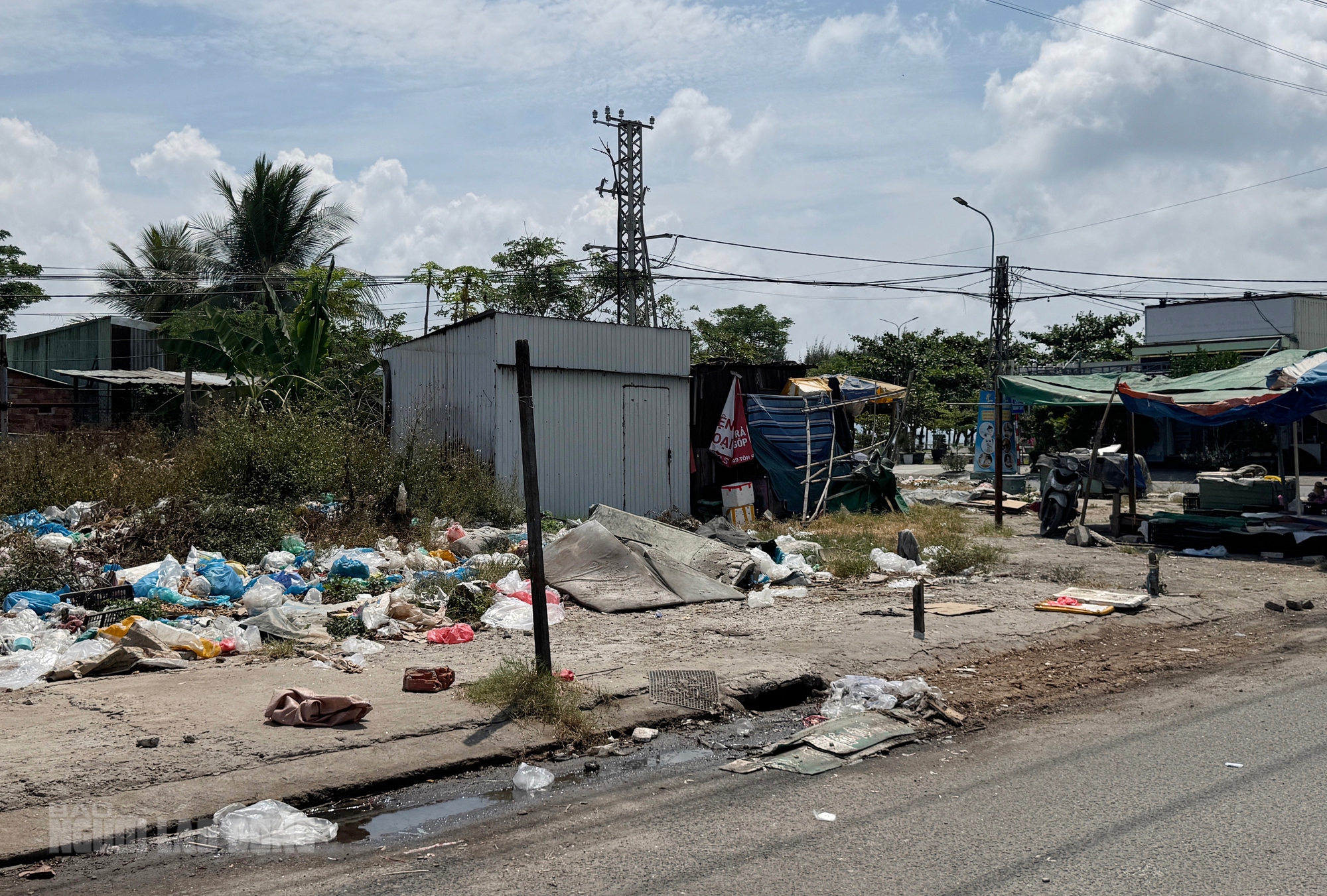 R&aacute;c thải tự ph&aacute;t Đ&agrave; Nẵng bủa v&acirc;y c&aacute;c tuyến đường g&acirc;y &ocirc; nhiễm m&ocirc;i trường - Ảnh 3.