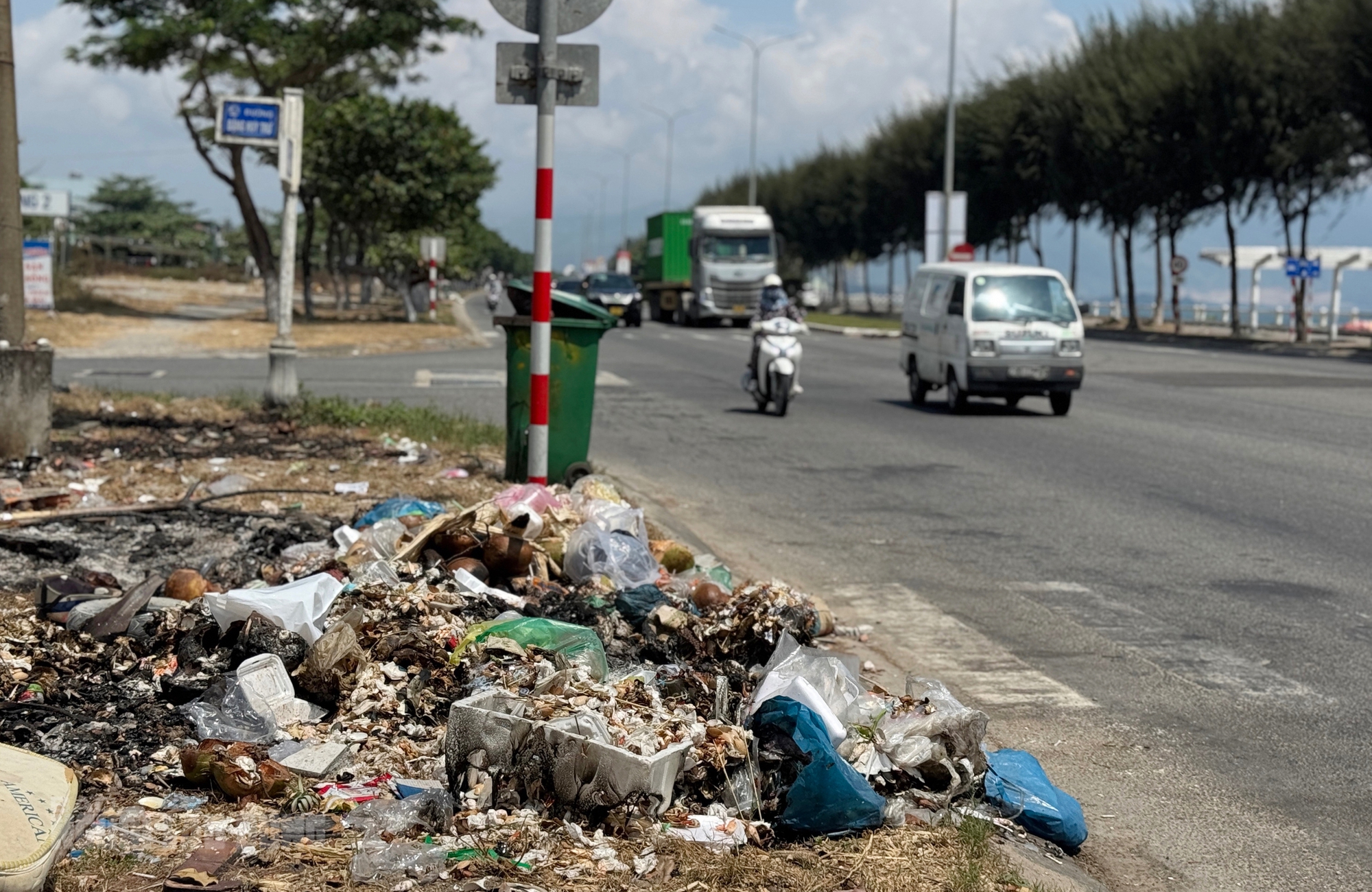 R&aacute;c thải tự ph&aacute;t Đ&agrave; Nẵng bủa v&acirc;y c&aacute;c tuyến đường g&acirc;y &ocirc; nhiễm m&ocirc;i trường - Ảnh 4.