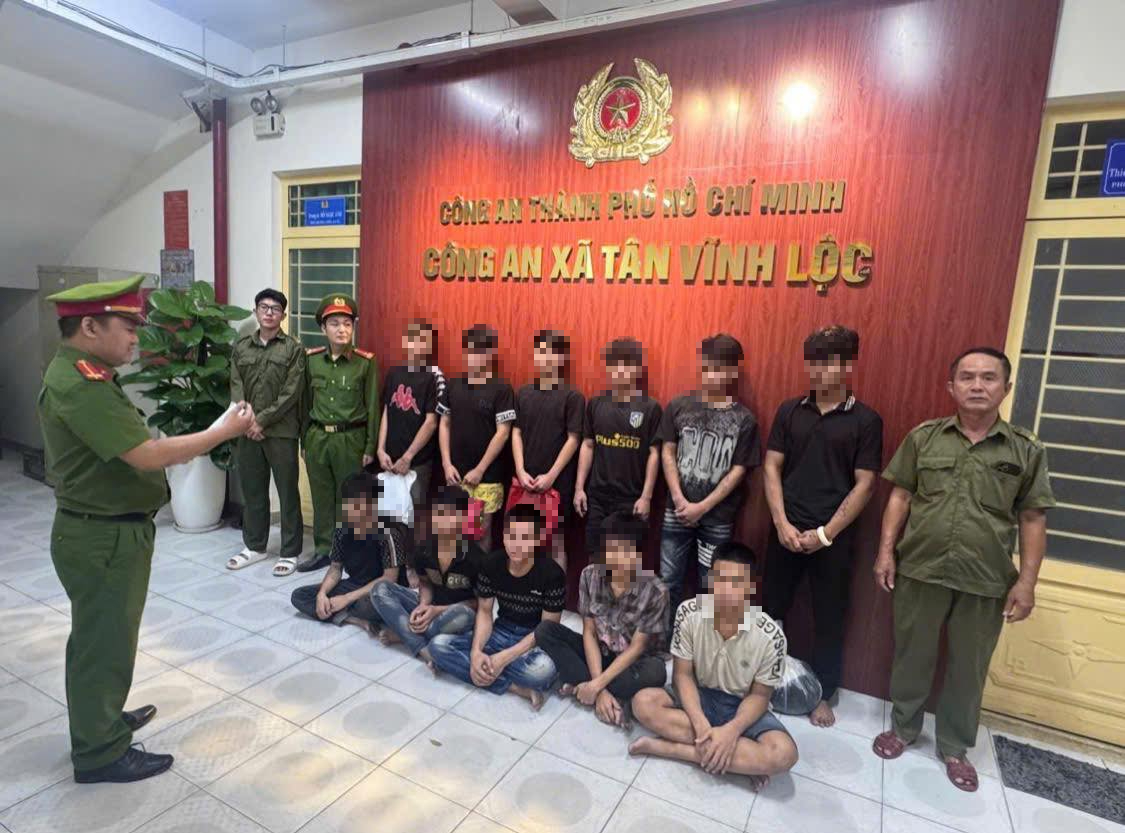Mang cuốc đi hỗn chiến, 11 người bị C&ocirc;ng an TPHCM khởi tố - Ảnh 1.
