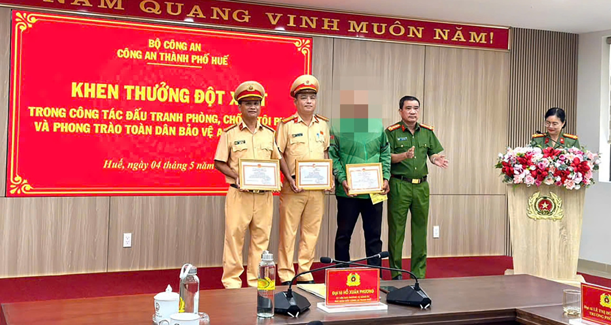 T&agrave;i xế xe &ocirc;m v&agrave; CSGT dũng cảm bắt trộm điện thọai tr&ecirc;n cầu Ph&uacute; Xu&acirc;n - Ảnh 1.