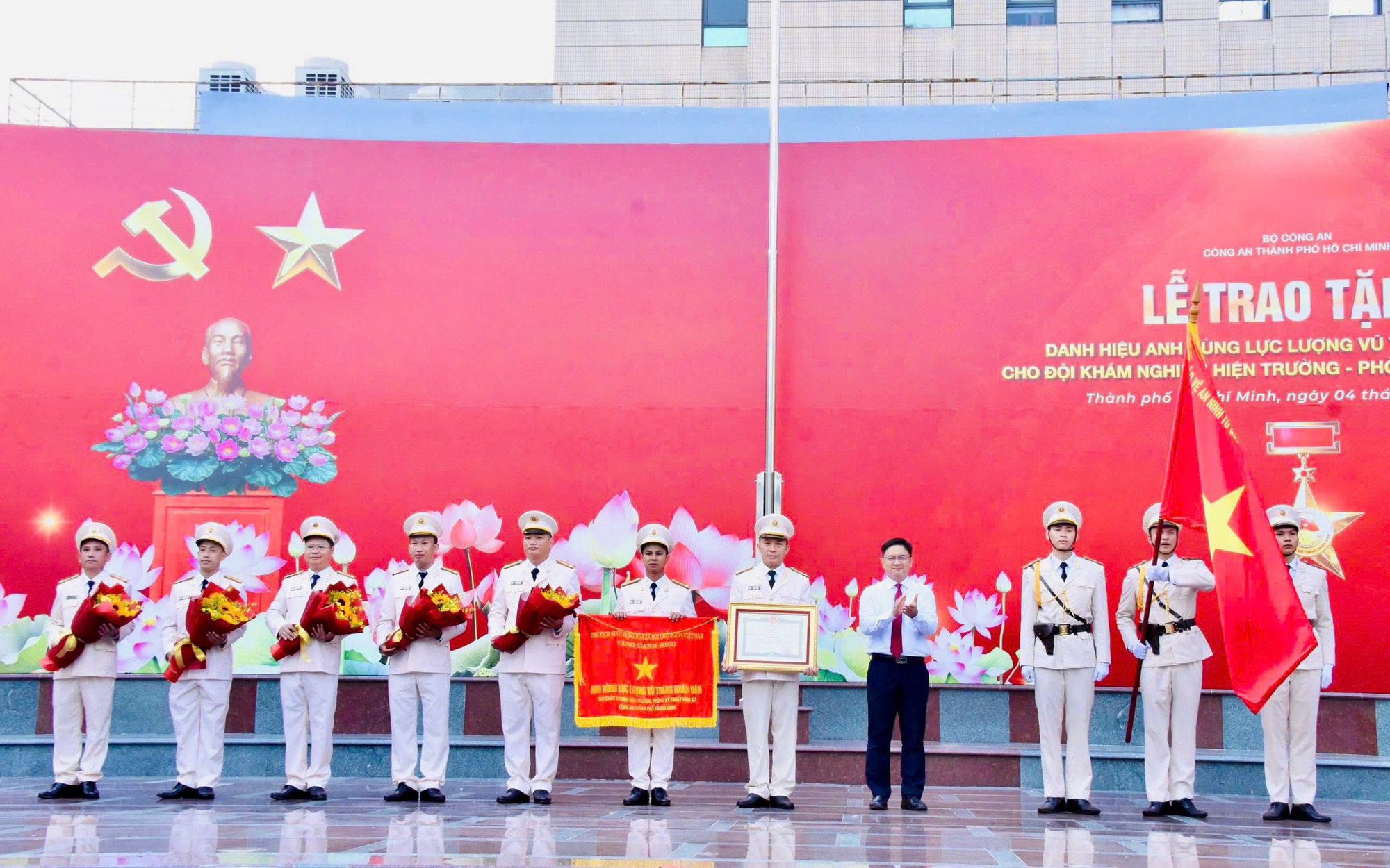 Thanh niên ở TPHCM bị công an bắt quả tang tại trụ điện, phạt hành chính - Ảnh 3.