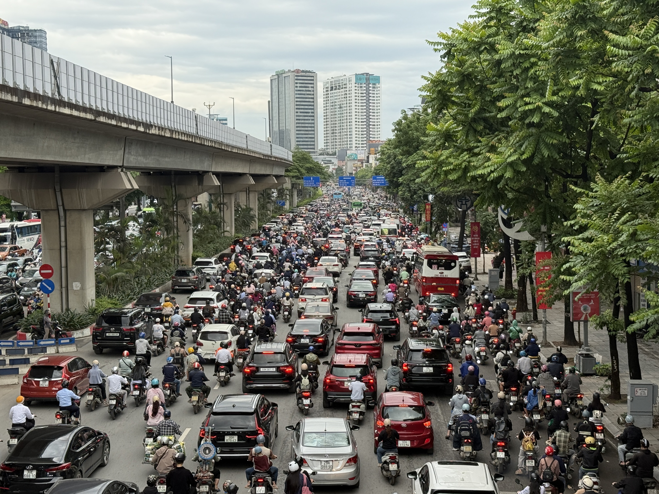 Giao thông ùn tắc cục bộ tại Hà Nội sau kỳ nghỉ lễ 30 - 4 và 1 - 5 - Ảnh 4.