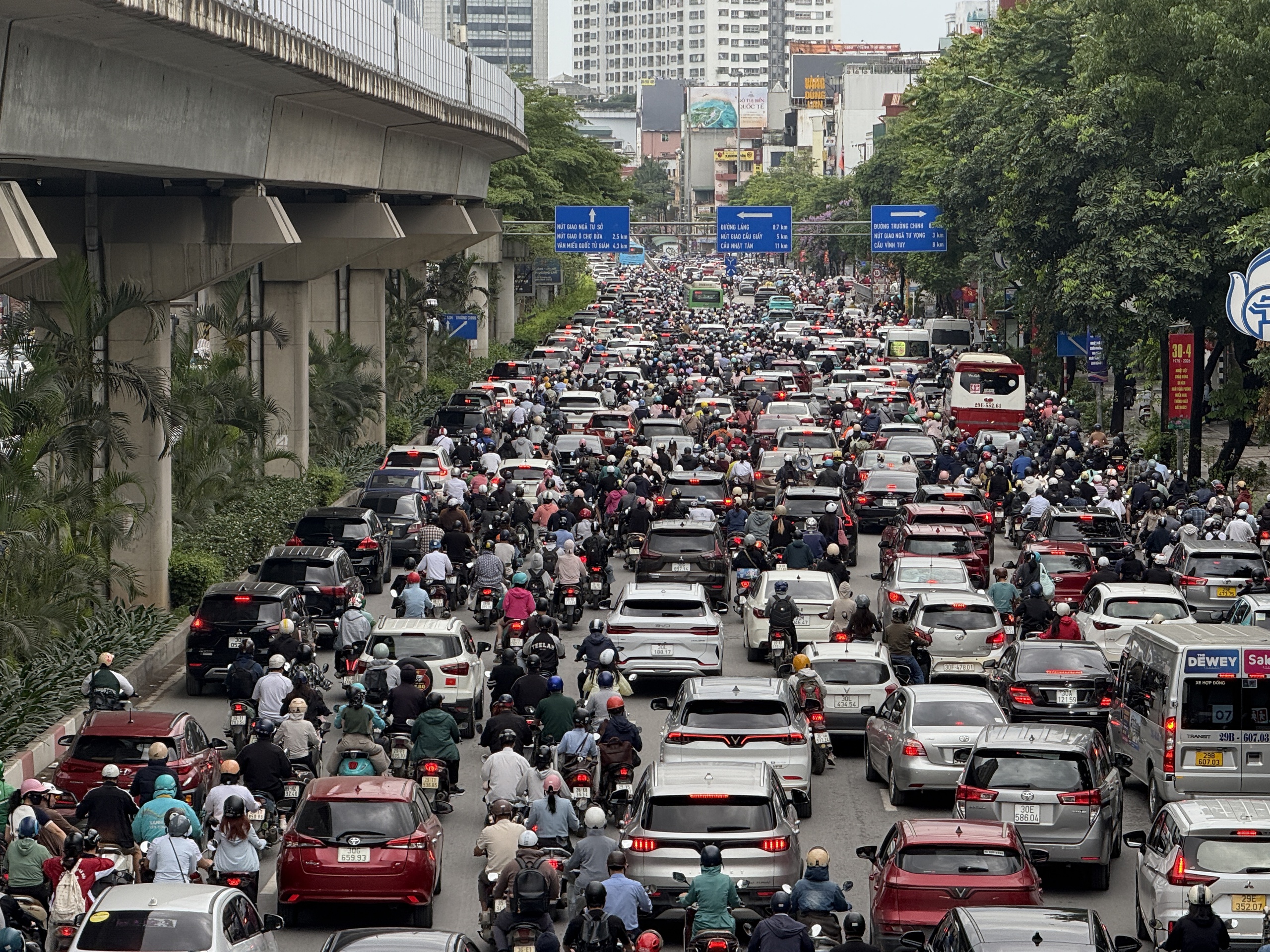Giao thông ùn tắc cục bộ tại Hà Nội sau kỳ nghỉ lễ 30 - 4 và 1 - 5 - Ảnh 2.