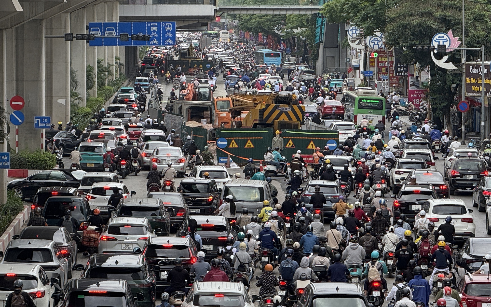 Nhiều điểm giao thông ở Hà Nội ùn tắc trong ngày đầu tiên đi làm trở lại sau kỳ nghỉ lễ