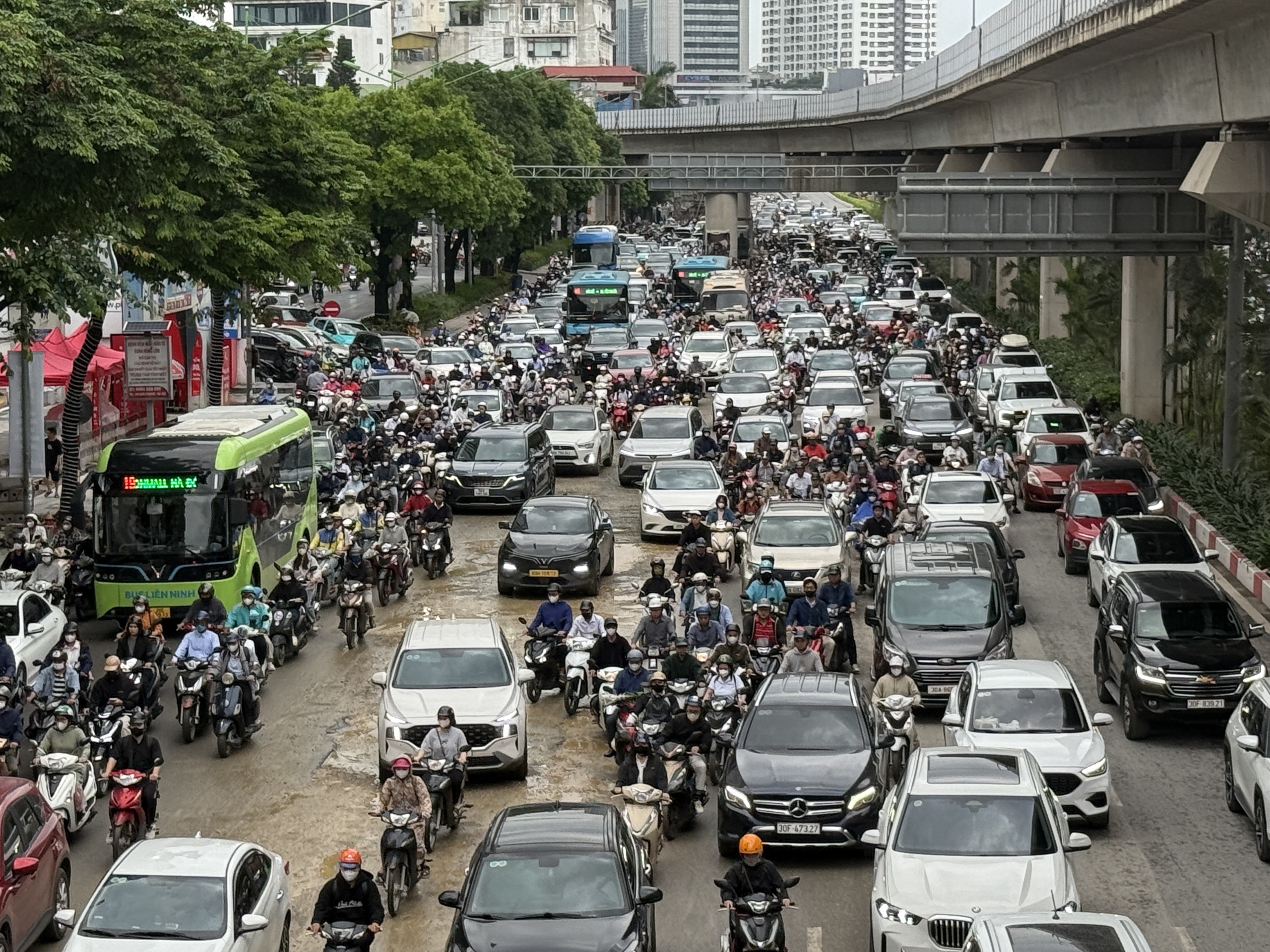 Giao thông ùn tắc cục bộ tại Hà Nội sau kỳ nghỉ lễ 30 - 4 và 1 - 5 - Ảnh 3.