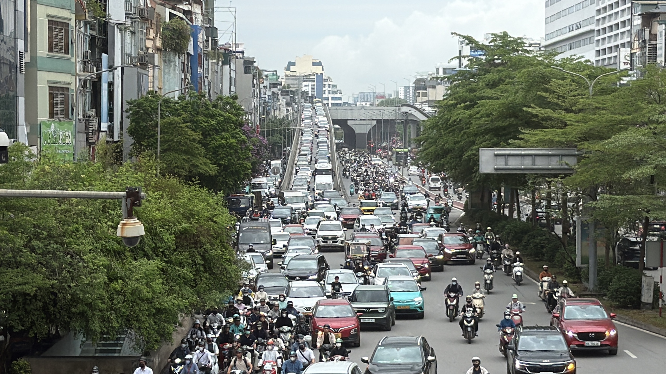 Giao thông ùn tắc cục bộ tại Hà Nội sau kỳ nghỉ lễ 30 - 4 và 1 - 5 - Ảnh 5.
