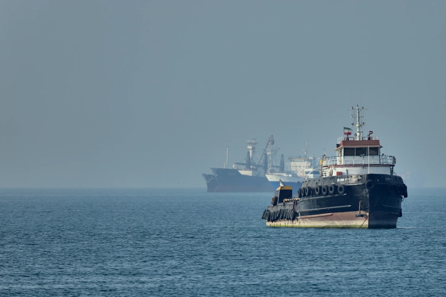 Căng thẳng Hormuz: Mỹ đ&aacute;nh ch&igrave;m t&agrave;u Iran, UAE bị tập k&iacute;ch t&ecirc;n lửa - Ảnh 1.