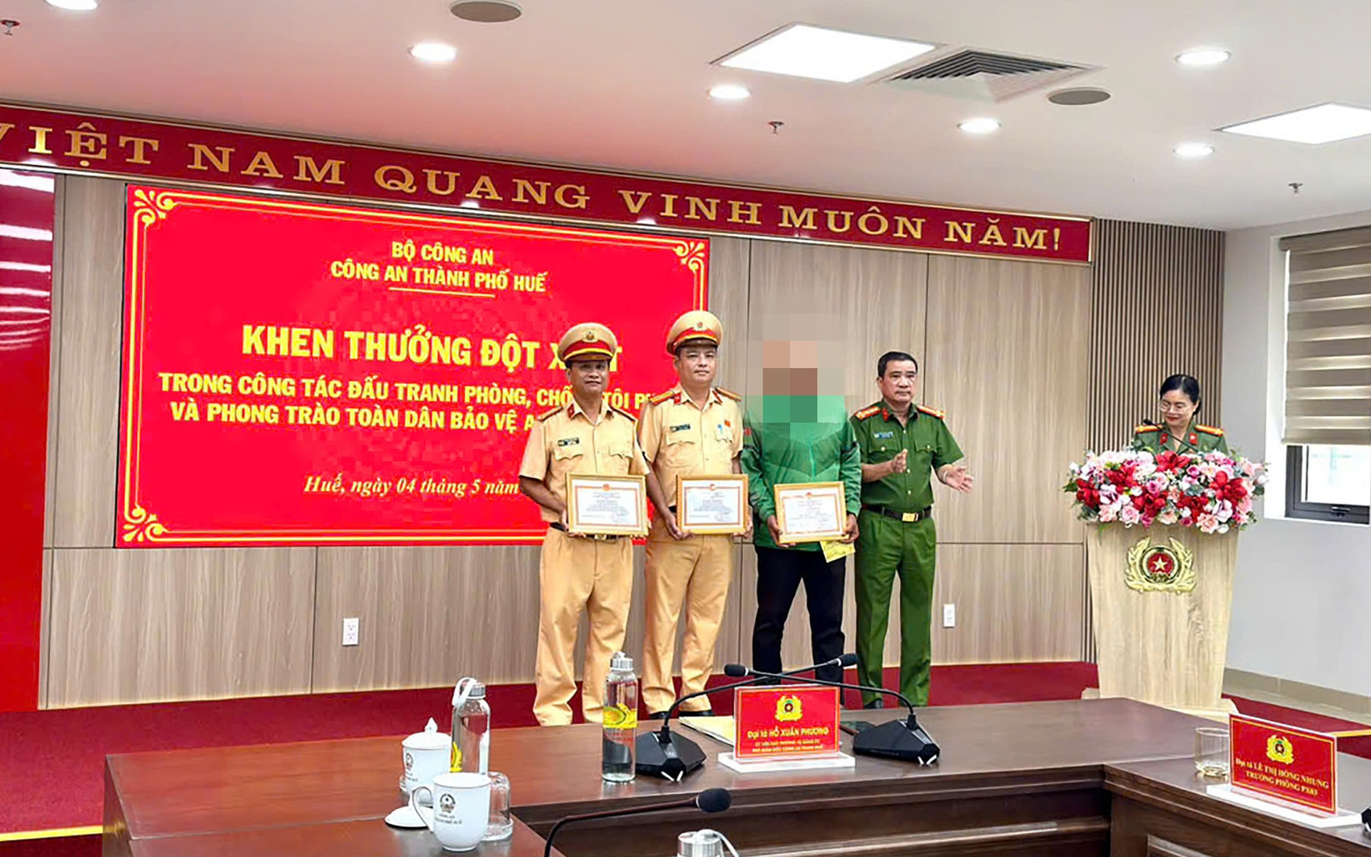 Quật ngã tên trộm ngay giữa cầu, tài xế xe ôm cùng 2 CSGT được khen thưởng