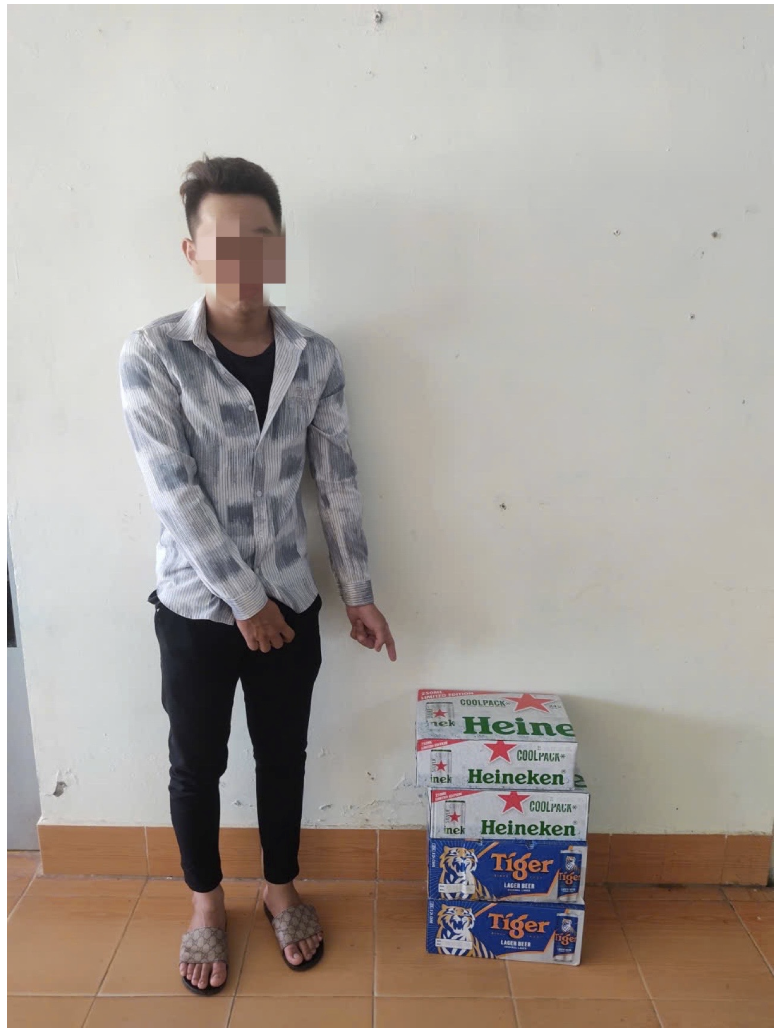 Thanh ni&ecirc;n trộm 4 th&ugrave;ng bia tại tiệm tạp h&oacute;a Vĩnh Long bị phạt 1 , 5 triệu đồng - Ảnh 1.