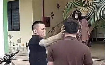 VIDEO: Tài xế xe ô tô bị phụ huynh tát vào mặt tại trường mầm non