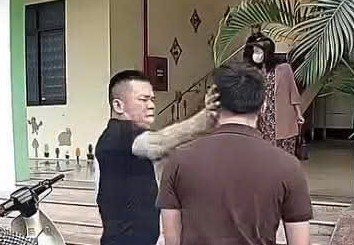 VIDEO: Tài xế xe ô tô bị phụ huynh tát vào mặt tại trường mầm non - Ảnh 1.