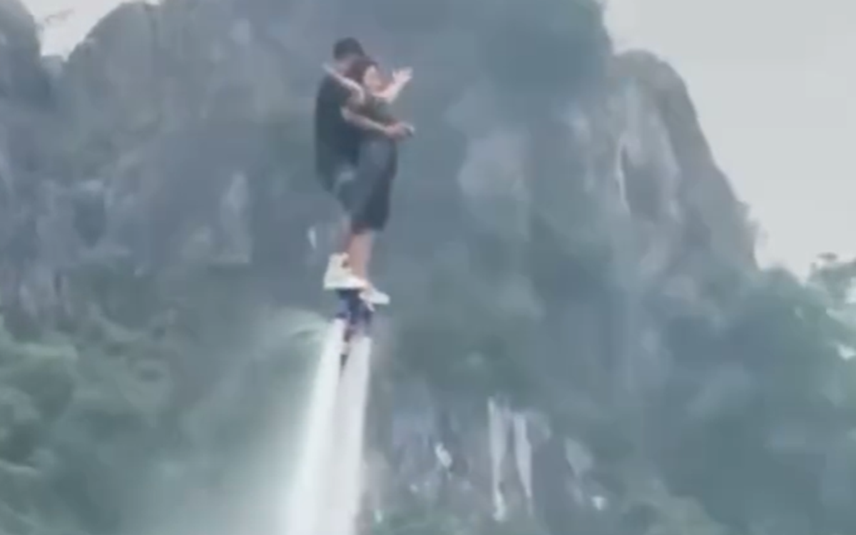 Khách du lịch và vận động viên biểu diễn flyboard chìm xuống hồ ở Ninh Bình