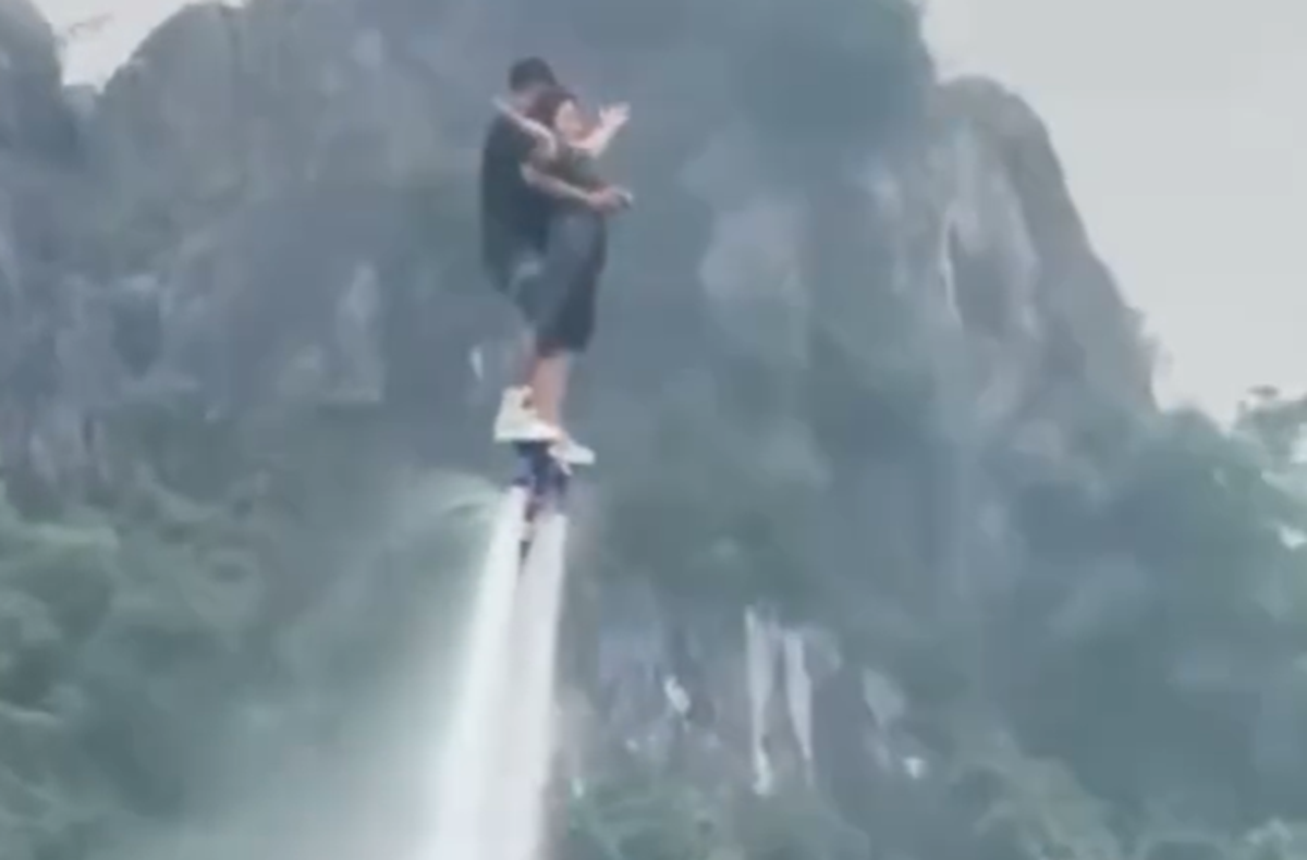 Khách du lịch và vận động viên biểu diễn flyboard chìm xuống hồ ở Ninh Bình - Ảnh 1.