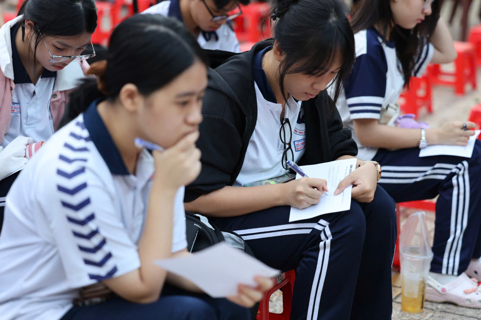 TPHCM y&ecirc;u cầu đảm an to&agrave;n thực phẩm, nước uống phục vụ hai kỳ thi quy m&ocirc; lớn - Ảnh 1.