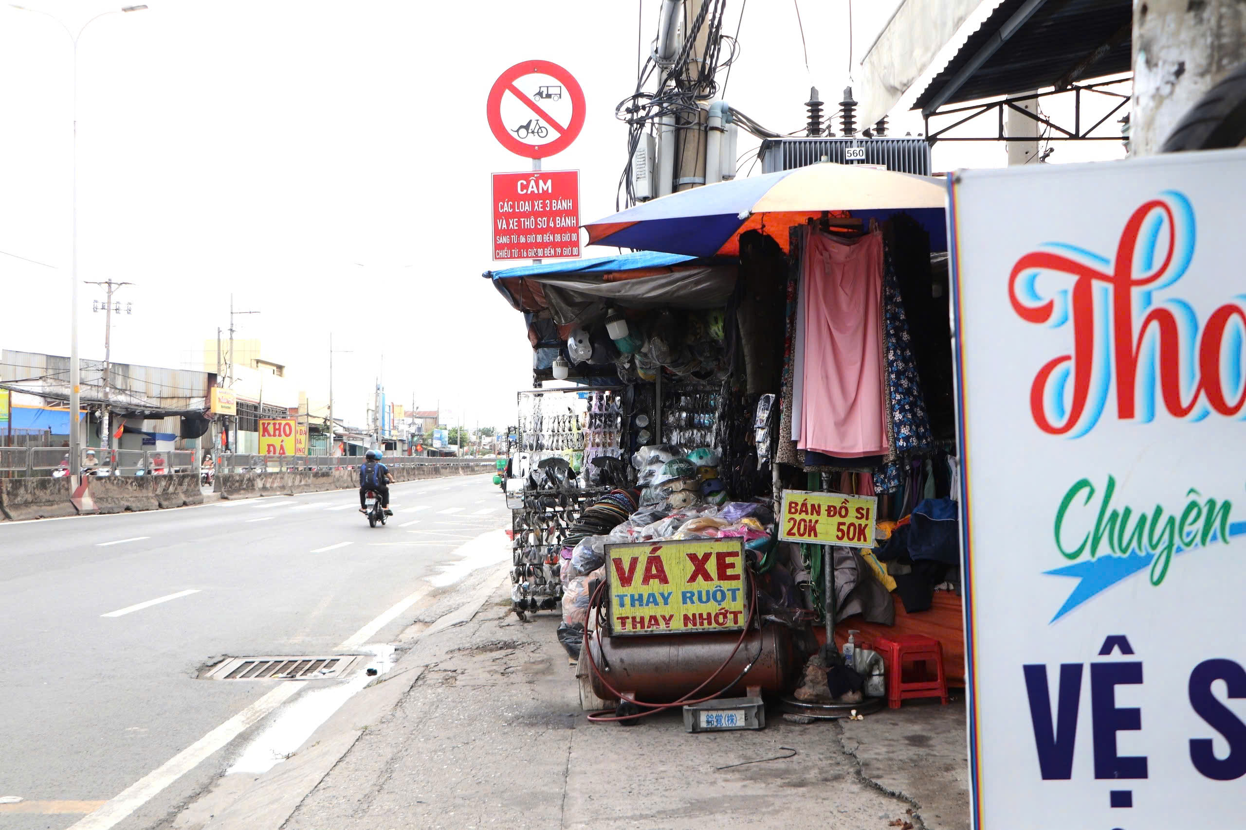 Vỉa h&egrave; 'cửa ng&otilde;' TP HCM bị bủa v&acirc;y bởi h&agrave;ng qu&aacute;n - Ảnh 8.