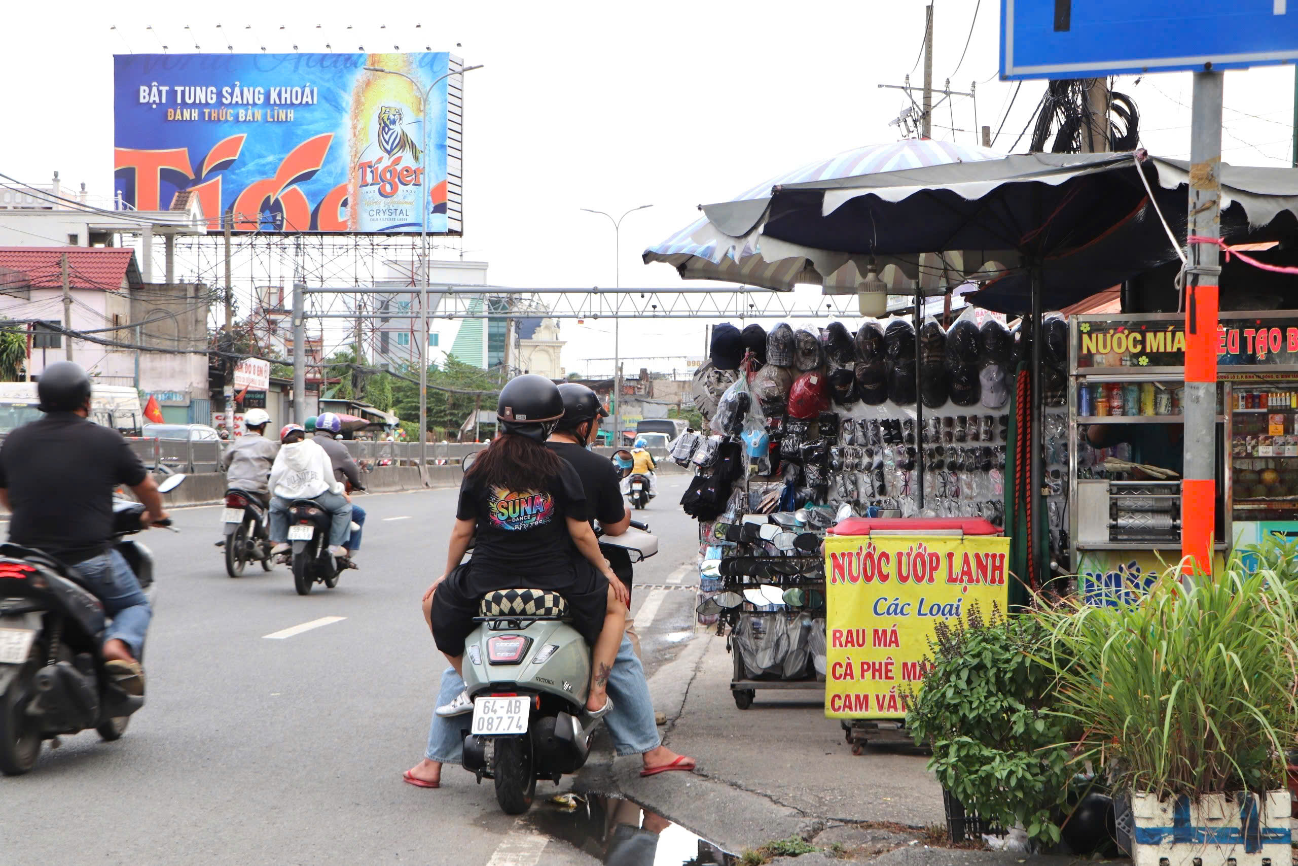 Vỉa h&egrave; 'cửa ng&otilde;' TP HCM bị bủa v&acirc;y bởi h&agrave;ng qu&aacute;n - Ảnh 4.