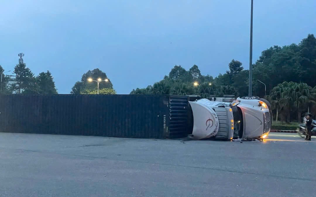 Lật xe container trên đường Mỹ Phước – Tân Vạn, tài xế bị thương