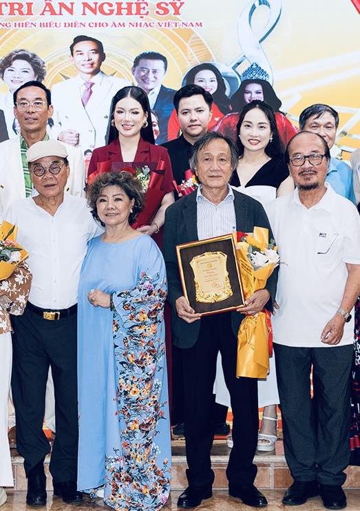 NSND Thanh Hoa, tri ân những thanh xuân lặng lẽ của sân khấu âm nhạc tại TP HCM - Ảnh 3.