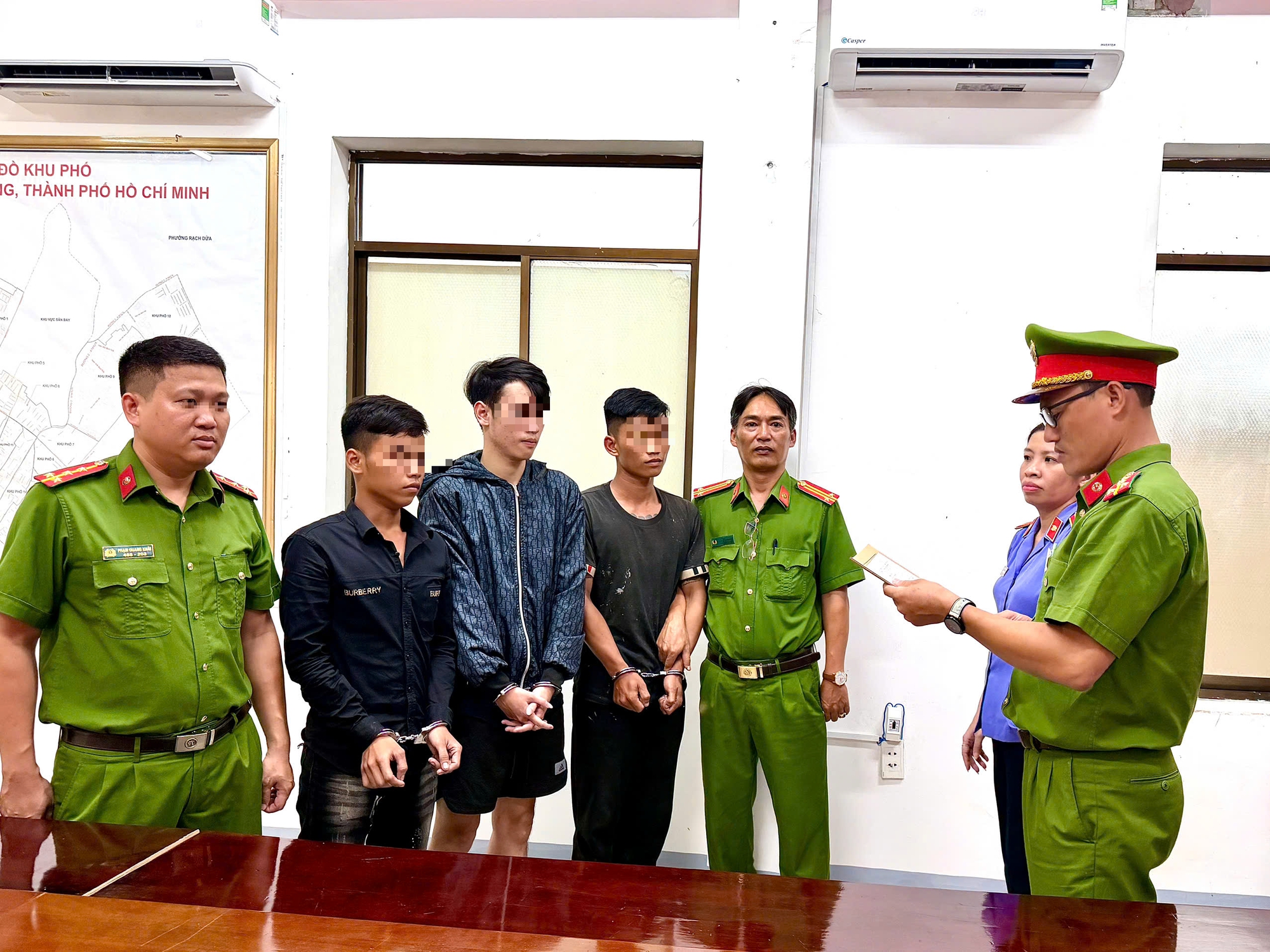Tạm giữ 3 đối tượng tấn c&ocirc;ng người đi đường ở TPHCM g&acirc;y phẫn nộ - Ảnh 2.