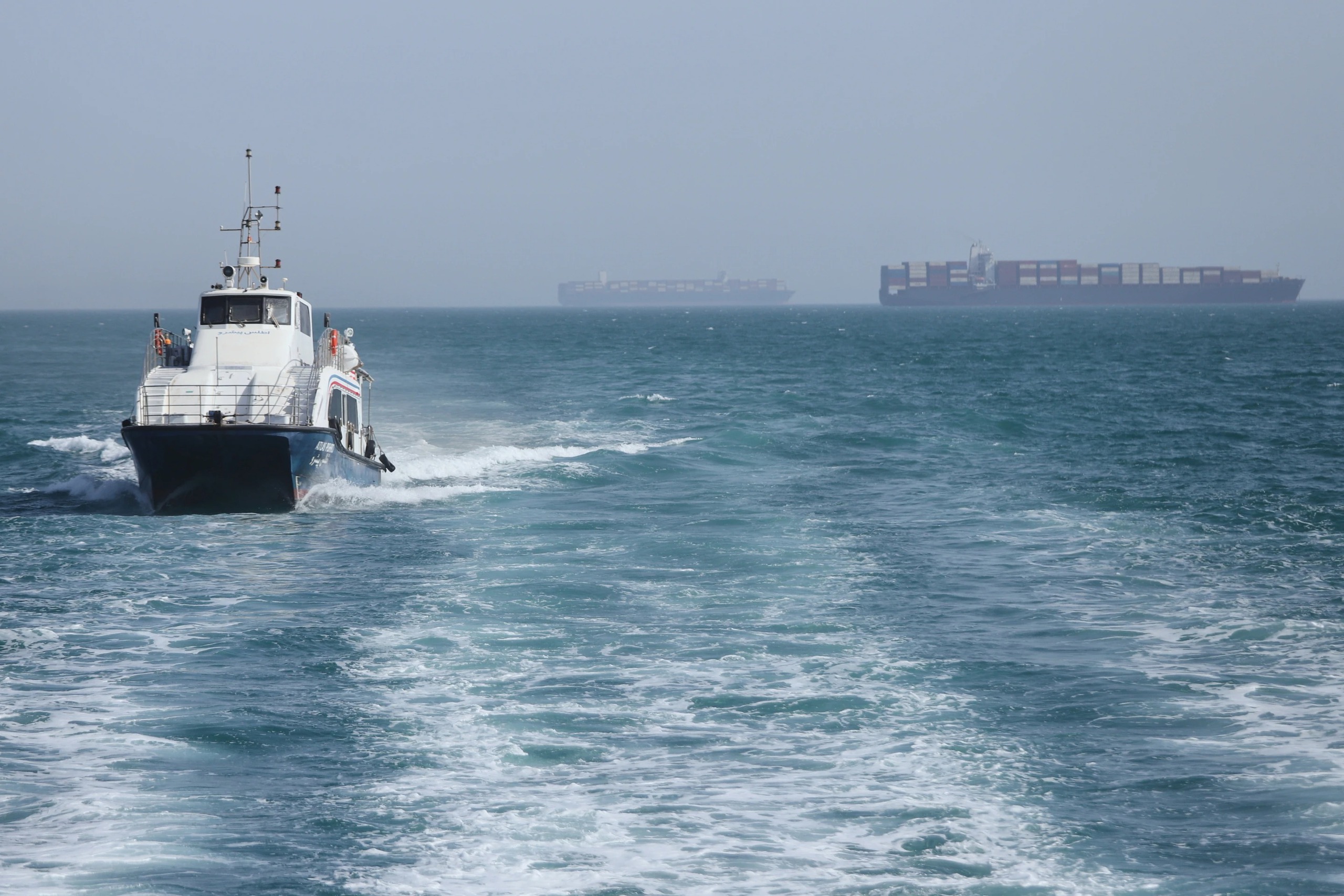 Căng thẳng gia tăng tại eo biển Hormuz - Ảnh 1.