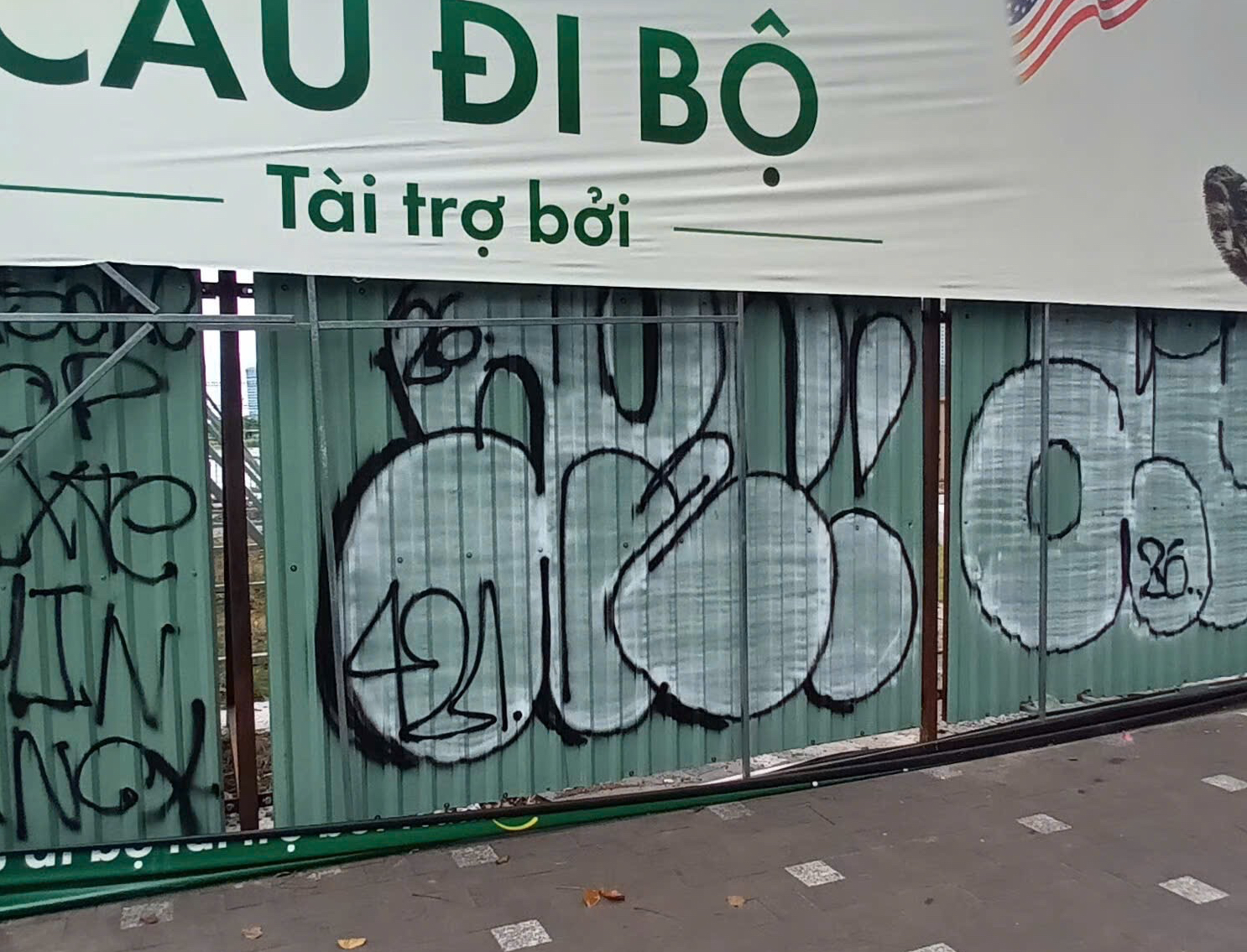 R&agrave;o chắn c&ocirc;ng tr&igrave;nh cầu đi bộ ở TPHCM bị vẽ graffiti g&acirc;y x&ocirc;n xao dư luận - Ảnh 3.