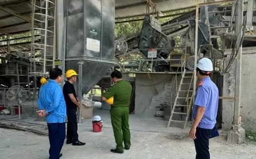 Bị máy xúc đè vào người, người đàn ông tử vong thương tâm