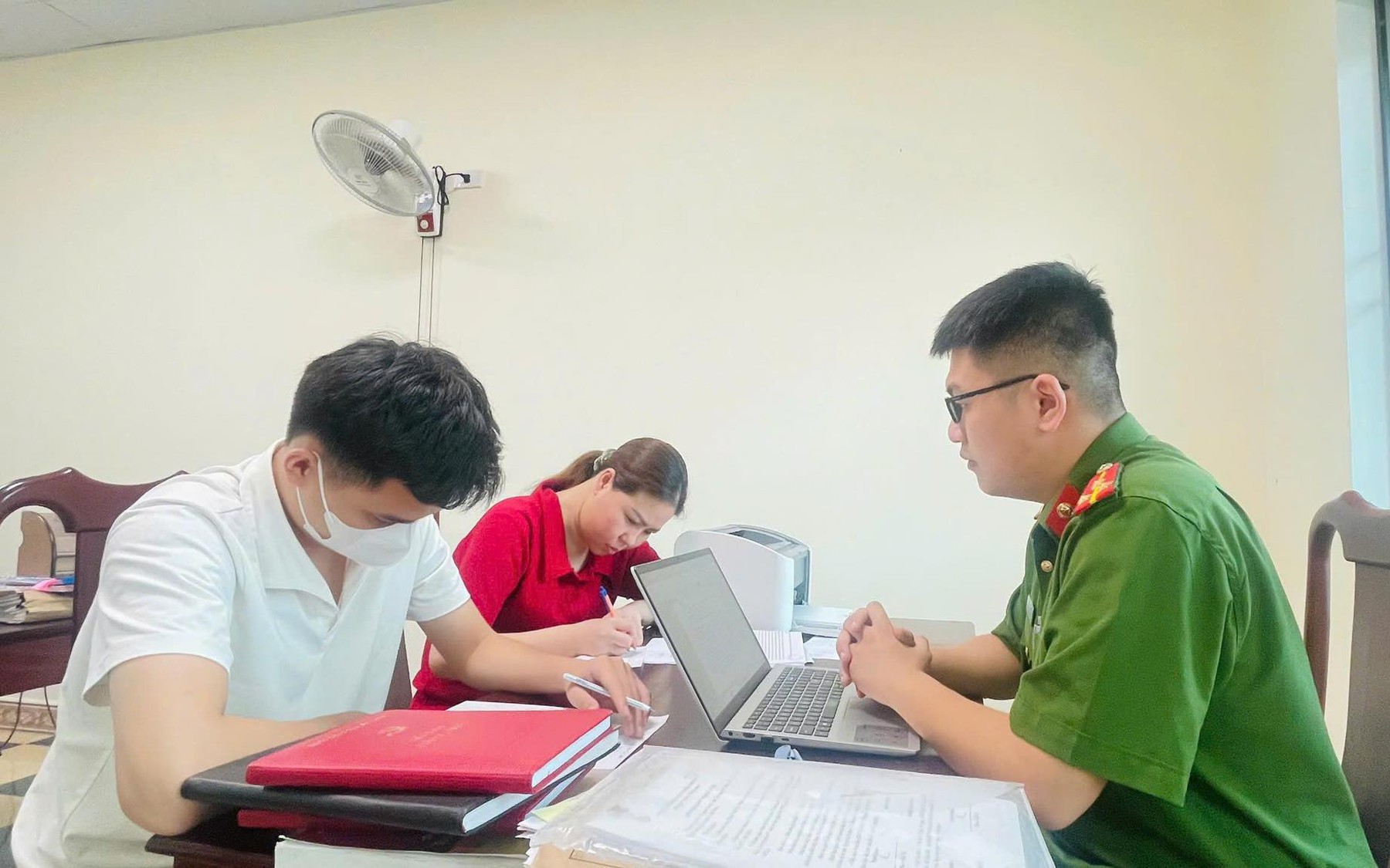 Vận động thành công 2 đối tượng trốn truy nã ở nước ngoài về nước đầu thú