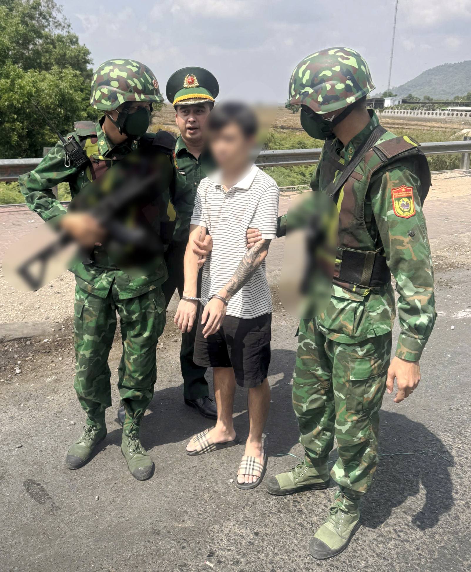 Công an TPHCM tiếp nhận 4 công dân bị trục xuất - Ảnh 2.