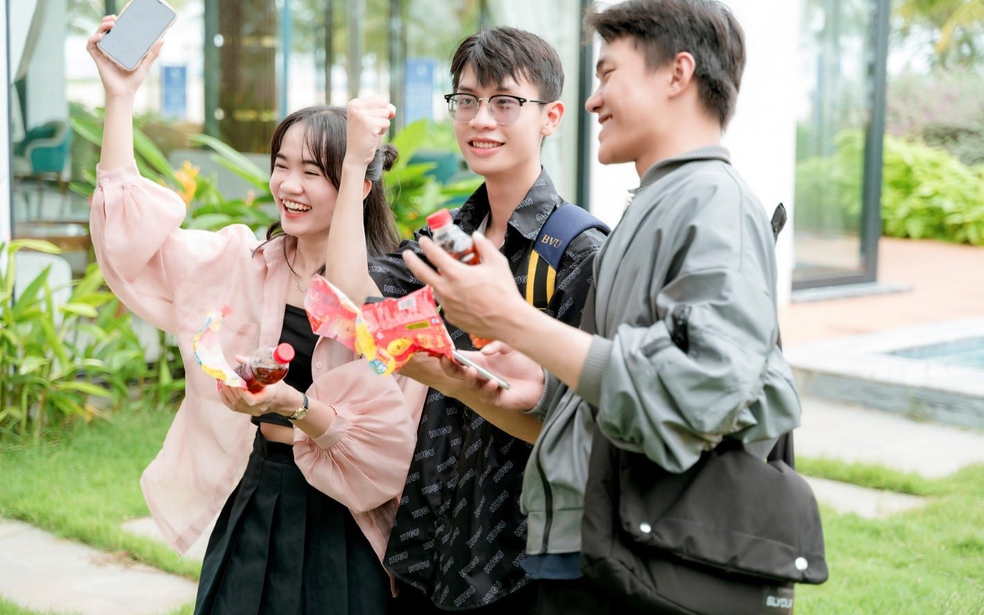 Nắng nóng kéo dài, nhiều người nán lại xé nhãn chai nước sau khi giải khát