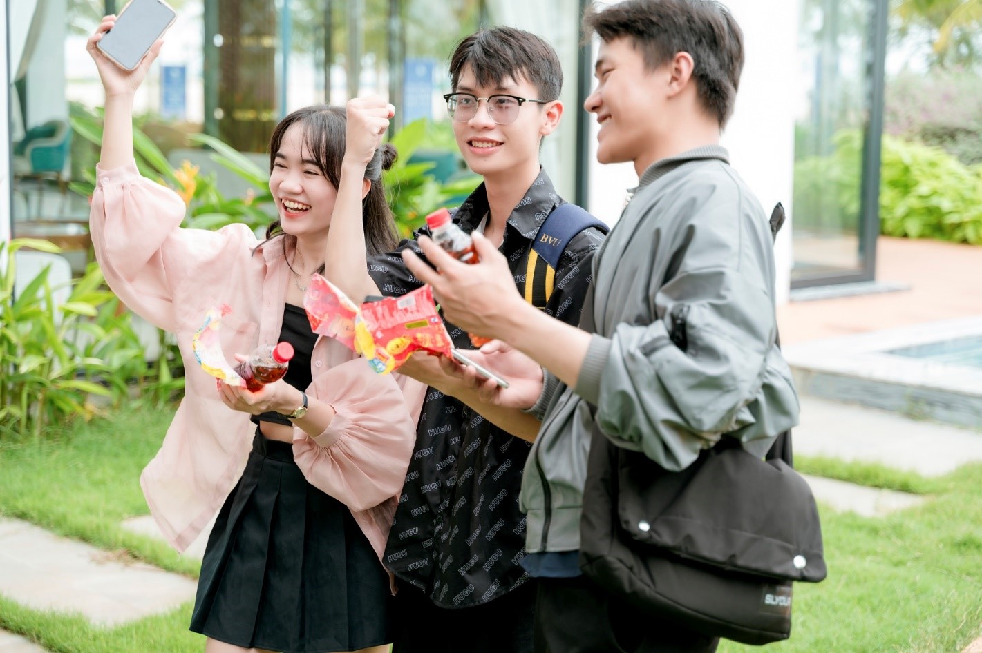 Nắng n&oacute;ng k&eacute;o d&agrave;i, nhiều người n&aacute;n lại x&eacute; nh&atilde;n chai nước sau khi giải kh&aacute;t - Ảnh 2.