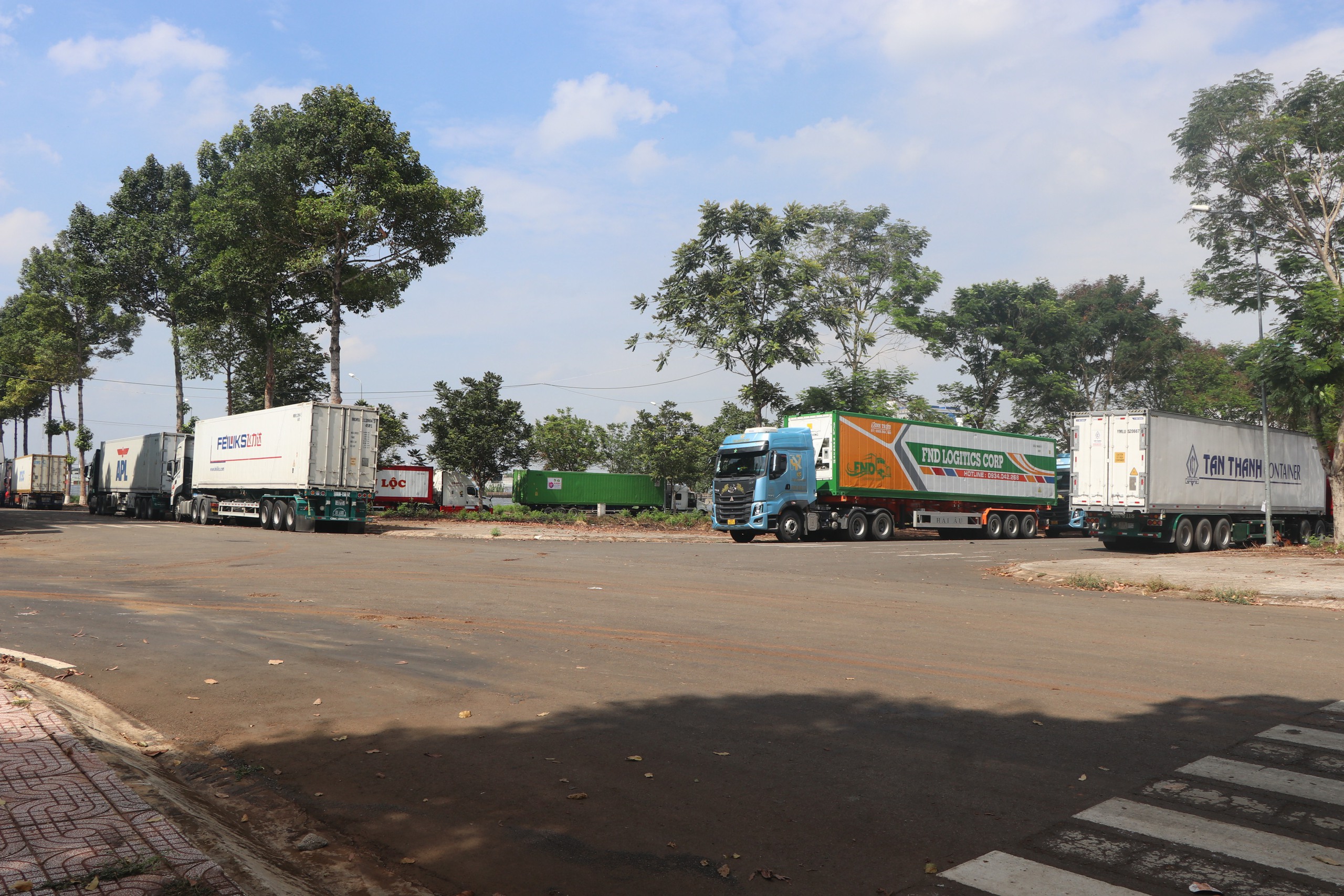 H&agrave;ng trăm xe container sầu ri&ecirc;ng đậu k&iacute;n tuyến đường ở Đồng Nai - Ảnh 9.