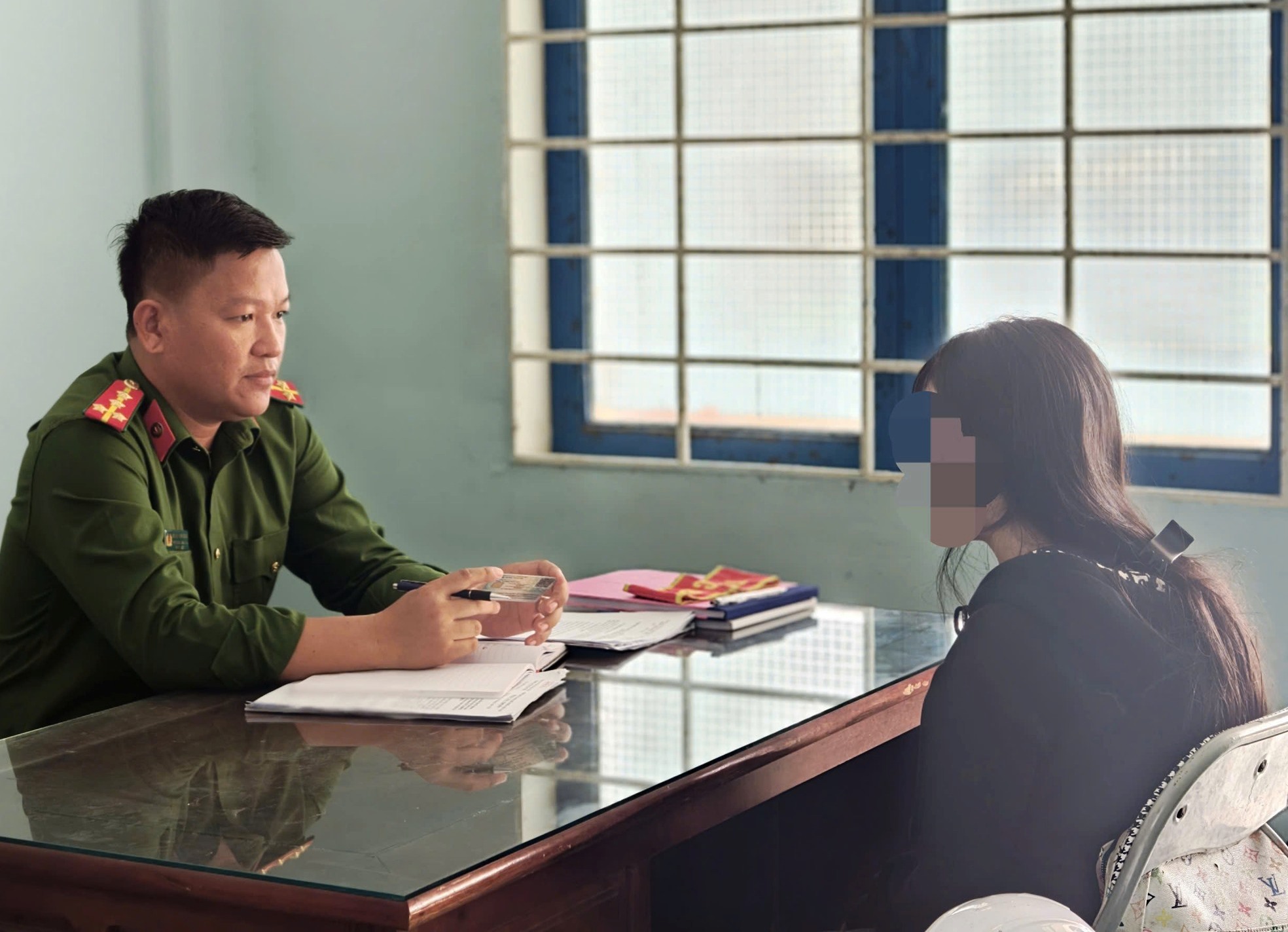 Thiếu nữ 14 tuổi bị dụ dỗ v&agrave;o TPHCM l&agrave;m việc nhẹ lương cao - Ảnh 1.