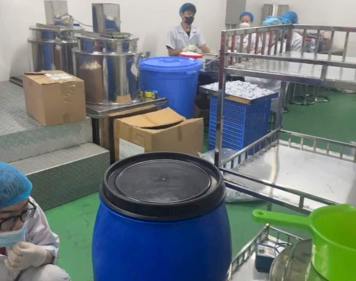 Triệt ph&aacute; cơ sở sản xuất h&agrave;ng giả dung dịch vệ sinh phụ nữ tại Hải Ph&ograve;ng - Ảnh 1.