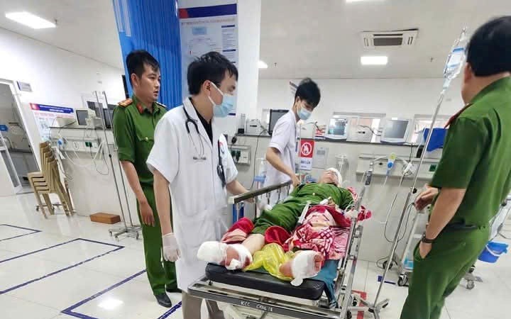 Mang rựa xông vào trụ sở, chém đại uý công an trọng thương