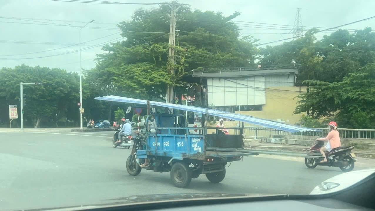 TPHCM: Đội CSGT Nam Sài Gòn xóa "mối nguy di động" trên đường - Ảnh 2.