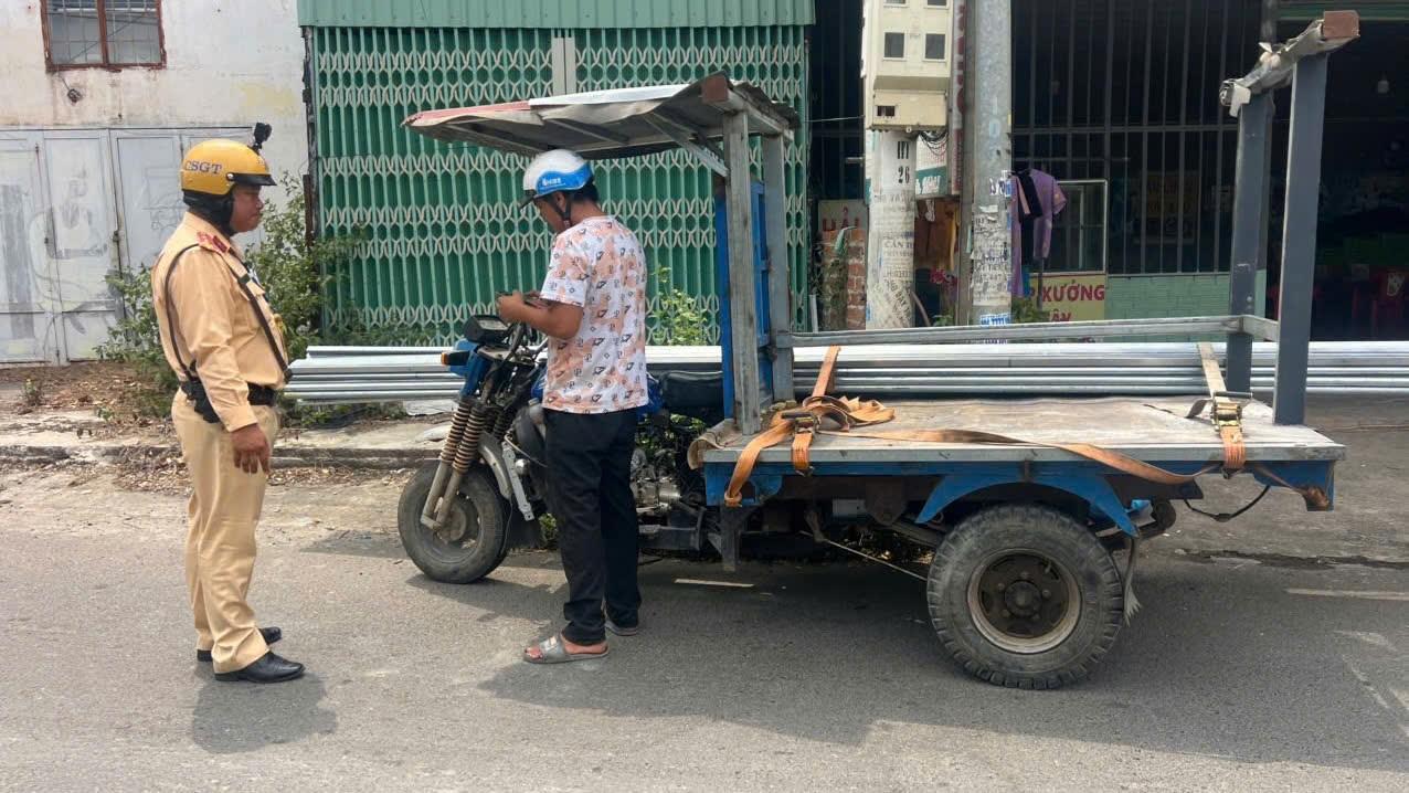 TPHCM: Đội CSGT Nam Sài Gòn xóa "mối nguy di động" trên đường - Ảnh 6.