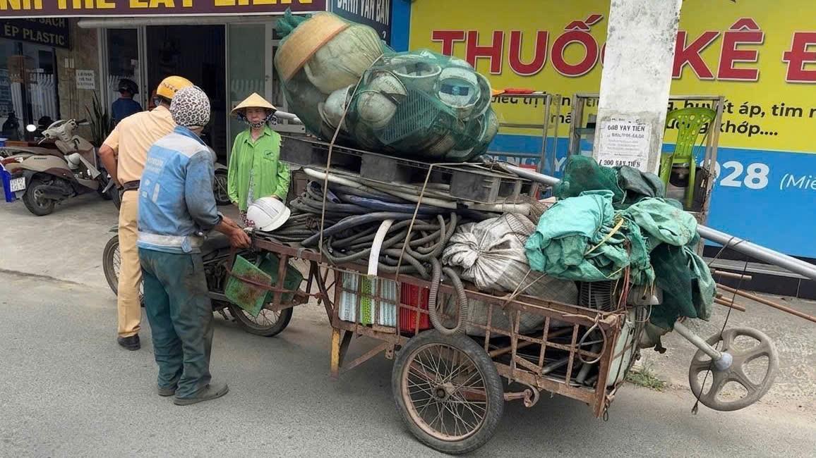 TPHCM: Đội CSGT Nam Sài Gòn xóa "mối nguy di động" trên đường - Ảnh 5.