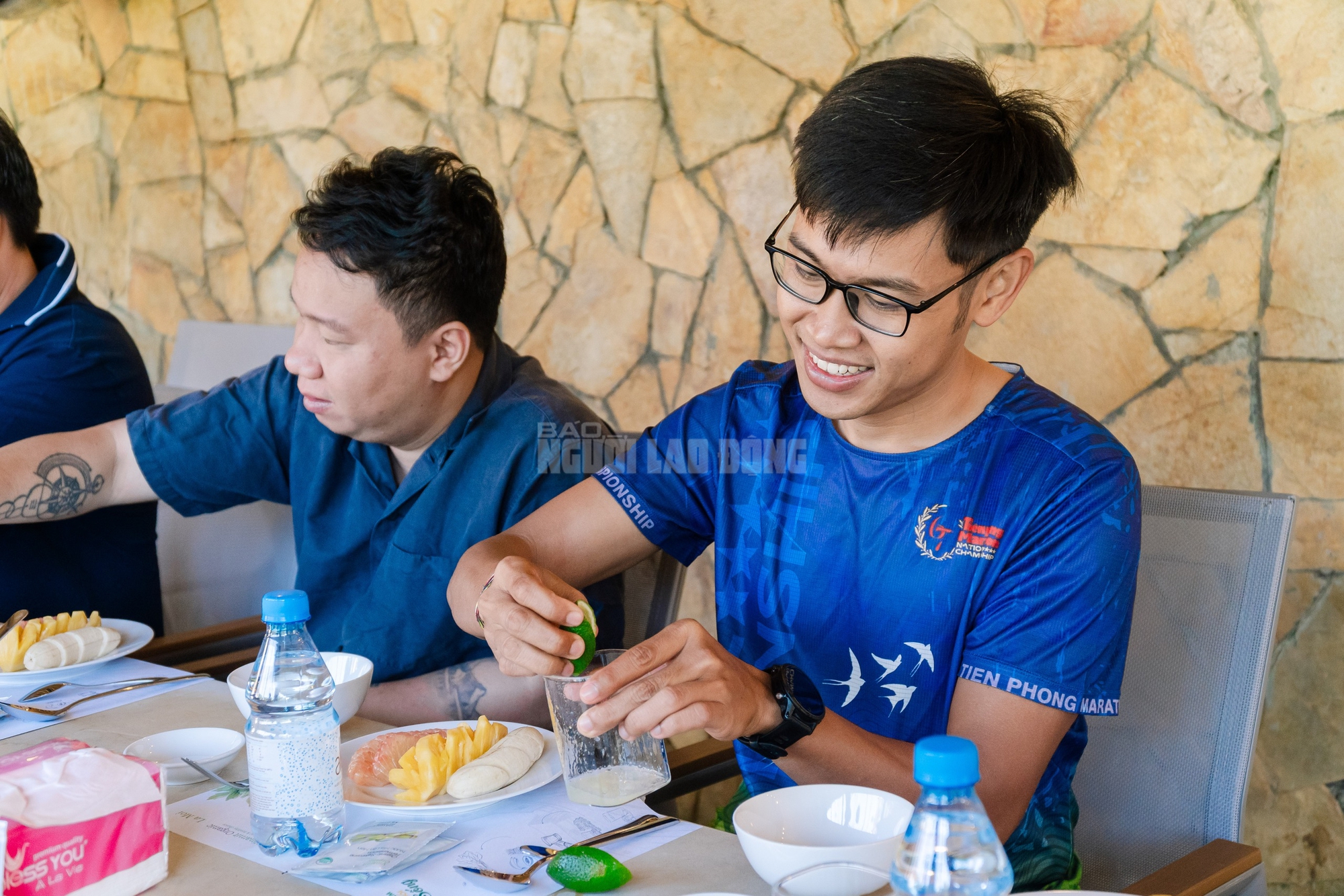 Thiền nắng, tắm trăng: Những liệu pháp chữa lành không nằm trong tủ thuốc - Ảnh 1.