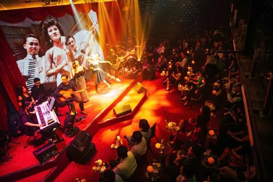 Concert b&ugrave;ng nổ, ph&ograve;ng tr&agrave; thăng hoa - Ảnh 1.