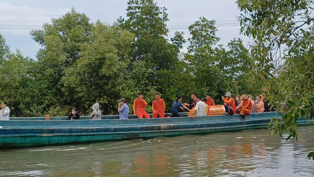 Nghẹn ng&agrave;o gi&acirc;y ph&uacute;t tiễn đưa 2 nạn nh&acirc;n trong vụ thảm &aacute;n ở T&acirc;y Ninh - Ảnh 7.