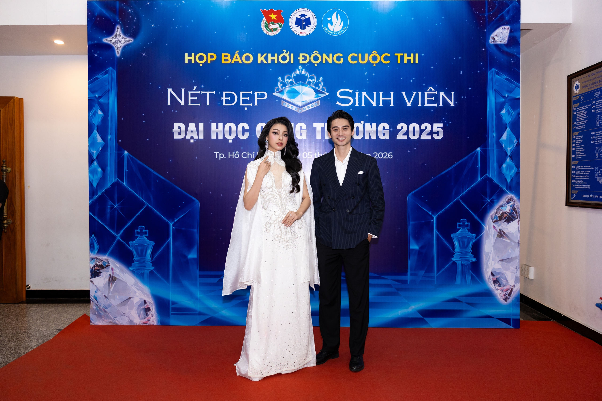 Nh&agrave; thiết kế Việt H&ugrave;ng đi t&igrave;m "Hoa kh&ocirc;i, Nam vương" ở Đại học C&ocirc;ng Thương  - Ảnh 4.