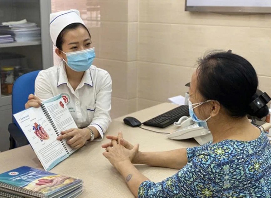 Từ 1-7, Bộ Y tế dừng cấp giấy phép, chứng chỉ hành nghề khám chữa bệnh - Ảnh 1.