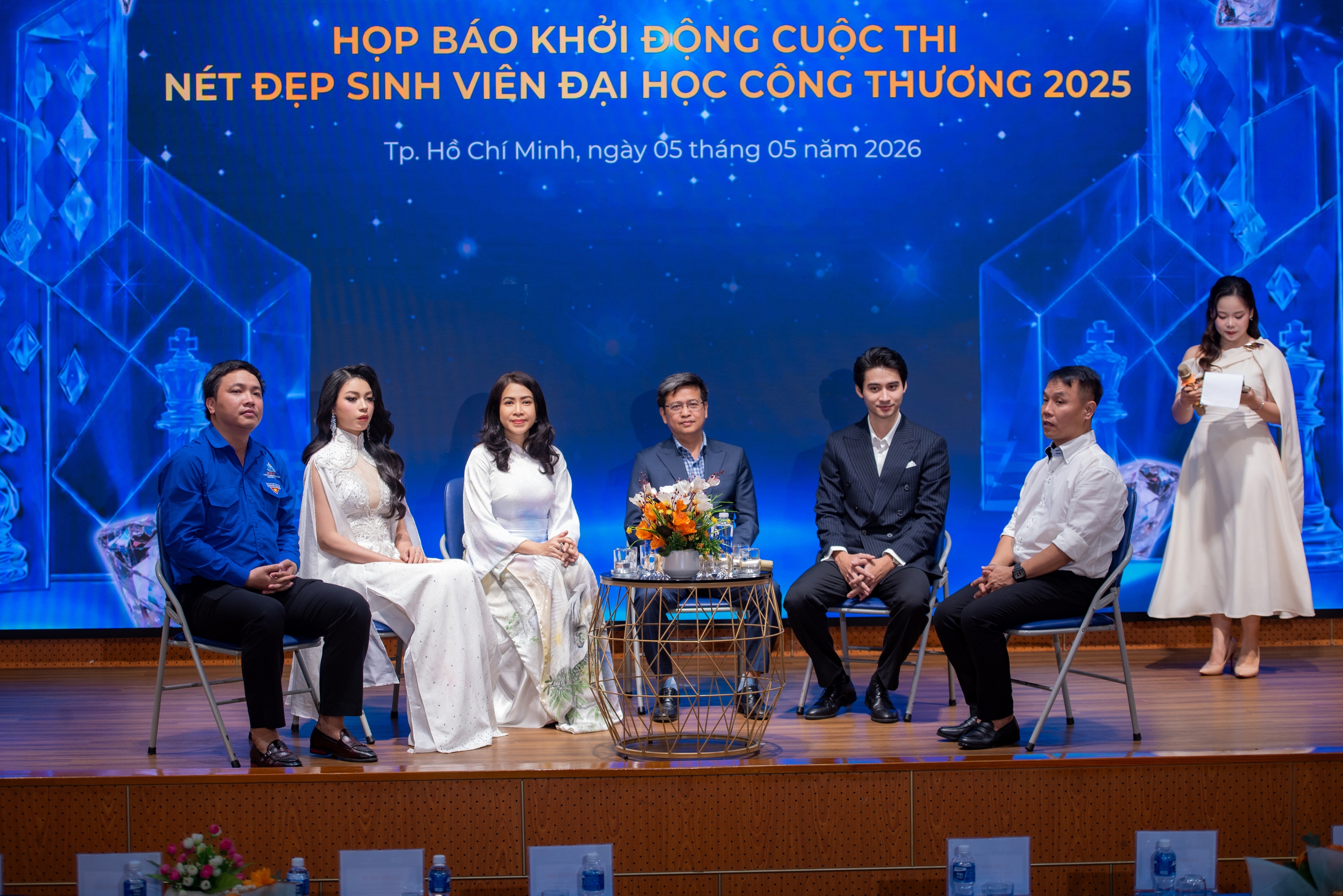 Nh&agrave; thiết kế Việt H&ugrave;ng đi t&igrave;m "Hoa kh&ocirc;i, Nam vương" ở Đại học C&ocirc;ng Thương  - Ảnh 3.